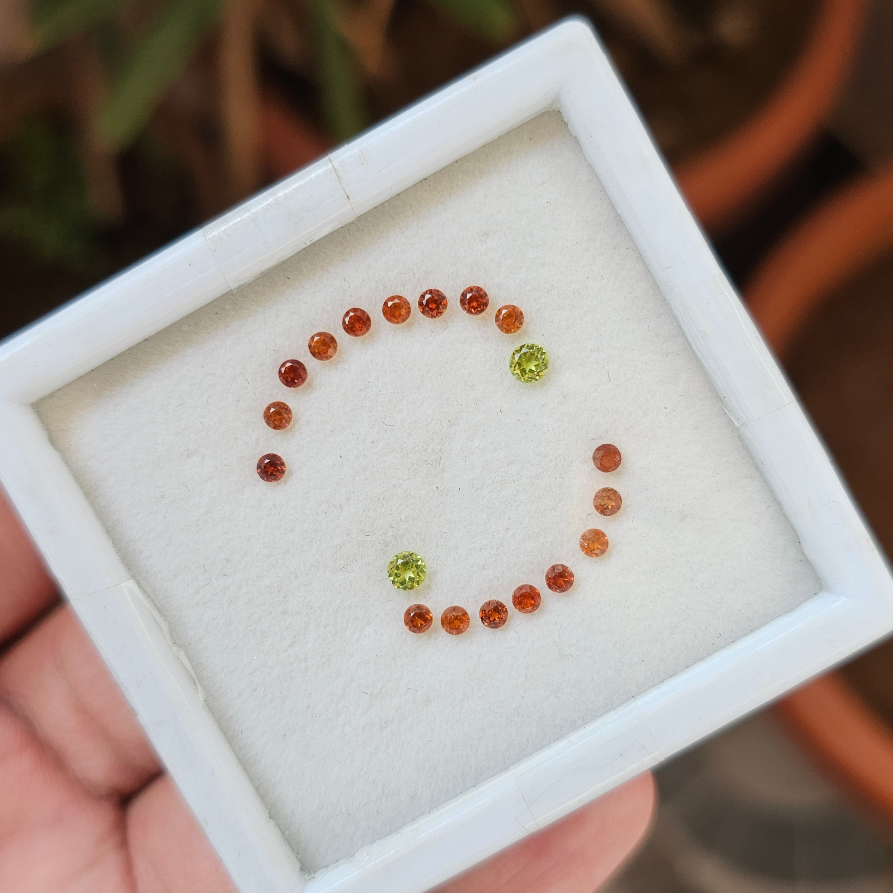 19 Natural Peridot & Garnet : Round Shape | Size:2.5-3.5mm - The LabradoriteKing