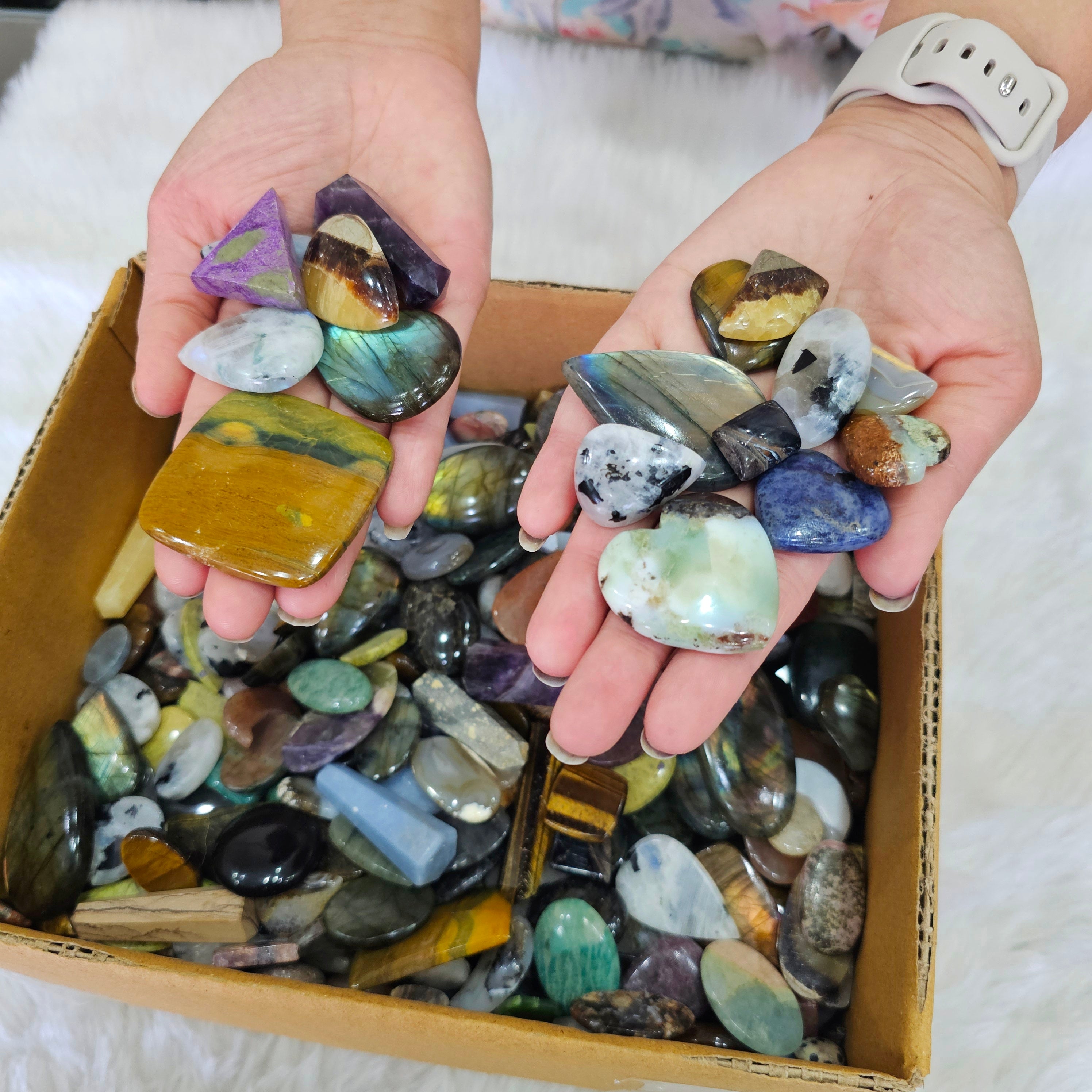 1 KG Clearance Box | 15mm to 50mm | 100 Pcs+ Stones - The LabradoriteKing