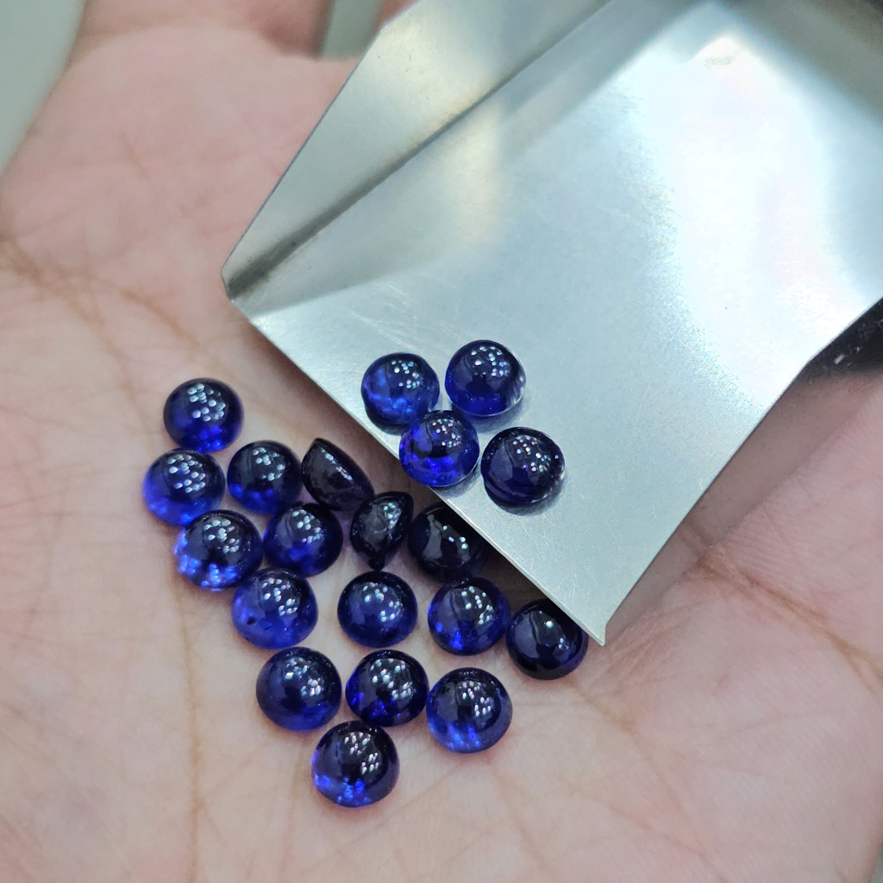 5 Pcs Blue Sapphire cabochons 6mm - The LabradoriteKing