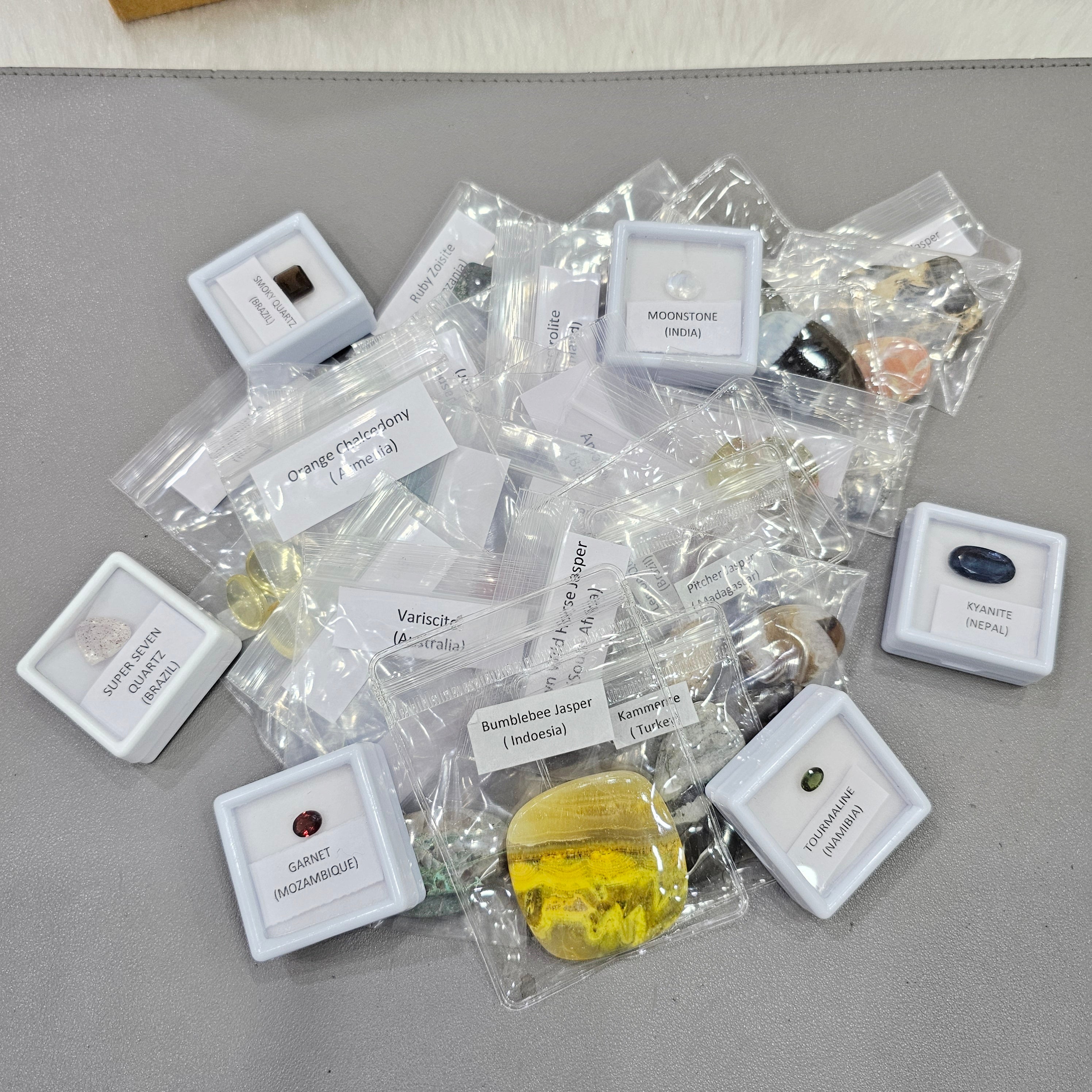 BFCM Gemstone Box 1 KG | Labeled Mix Gemstones sets - The LabradoriteKing