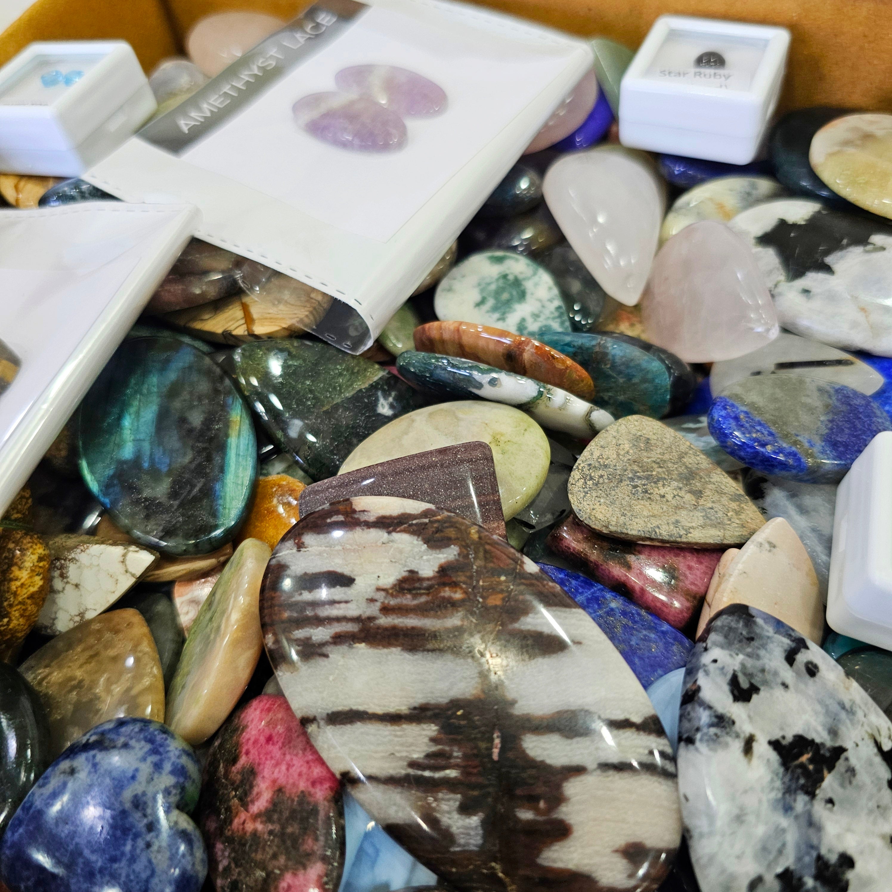 1 KG Clearance box of last year 2024| 15mm to 50mm | 100 Pcs+ Stones - The LabradoriteKing