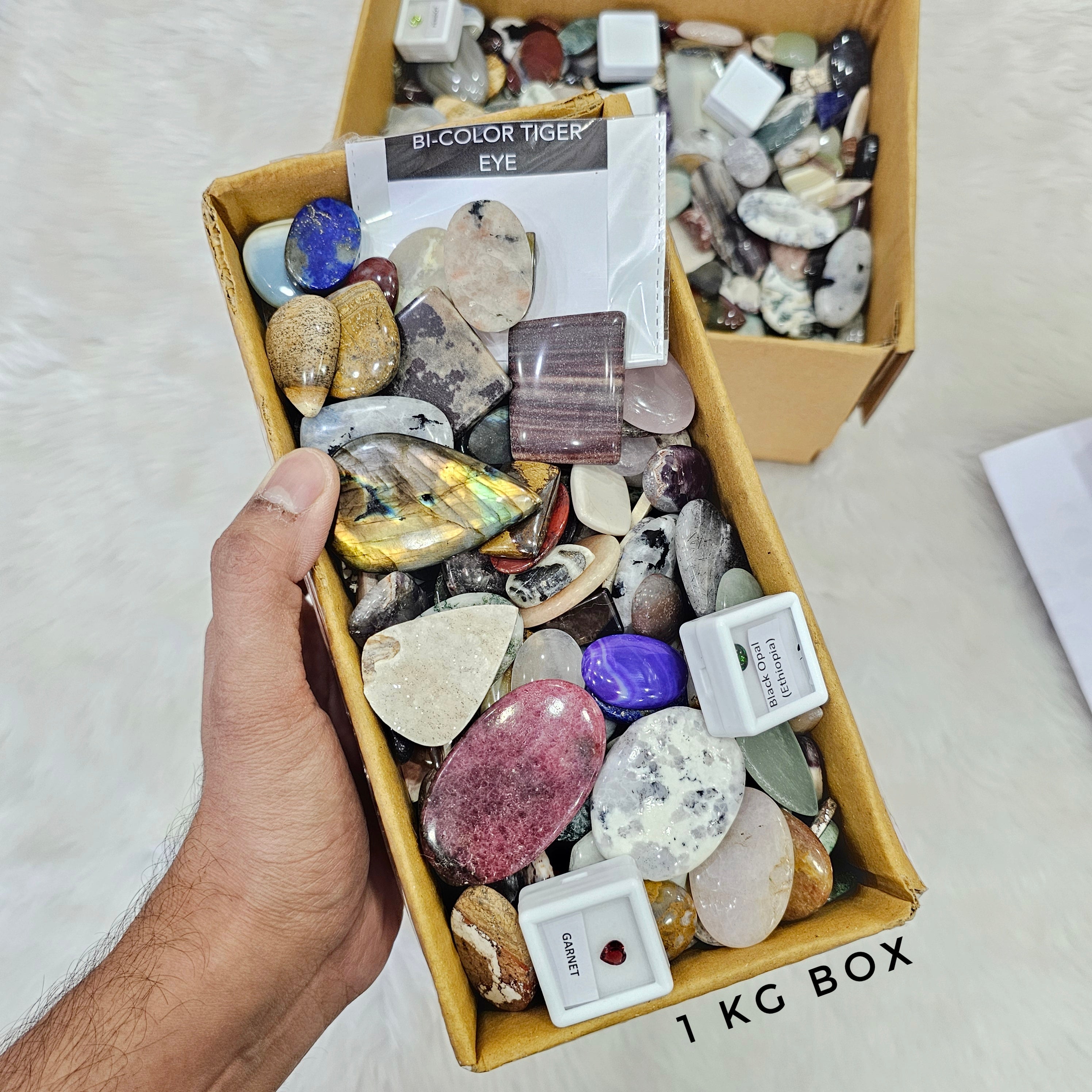 1 KG Clearance box of last year 2024| 15mm to 50mm | 100 Pcs+ Stones - The LabradoriteKing