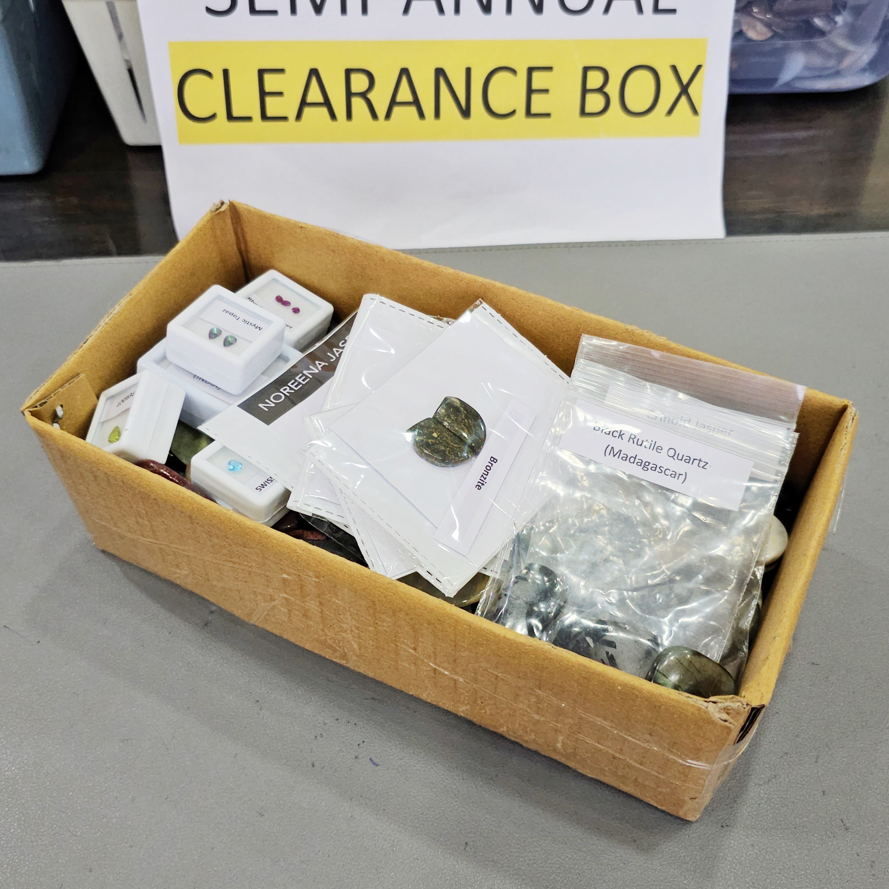 1 KG Semi Annual Clearance Box | 100 Pcs+ cabochons and faceted gems - The LabradoriteKing