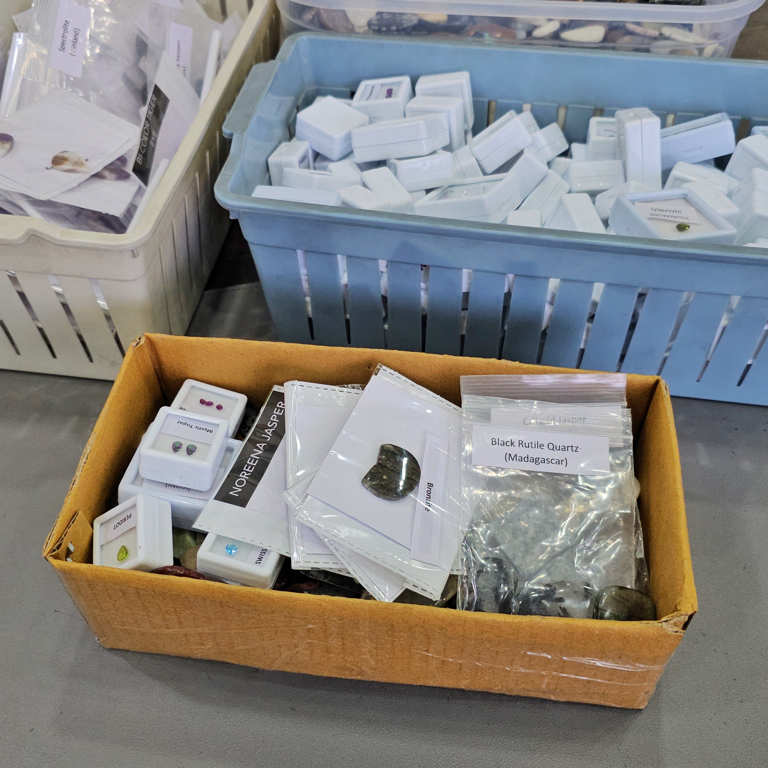 1 KG Semi Annual Clearance Box | 100 Pcs+ cabochons and faceted gems - The LabradoriteKing