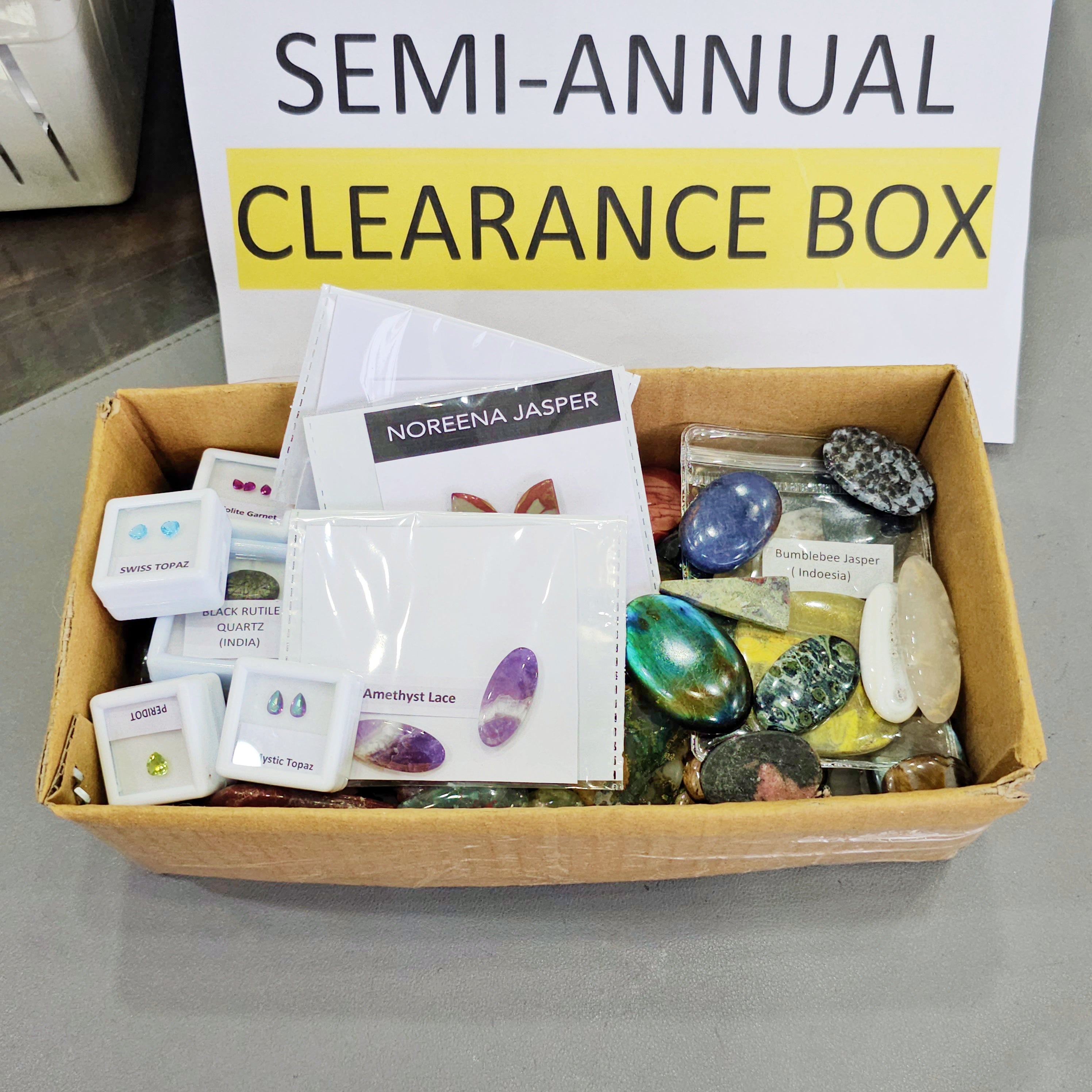 1 KG Semi Annual Clearance Box | 100 Pcs+ cabochons and faceted gems - The LabradoriteKing