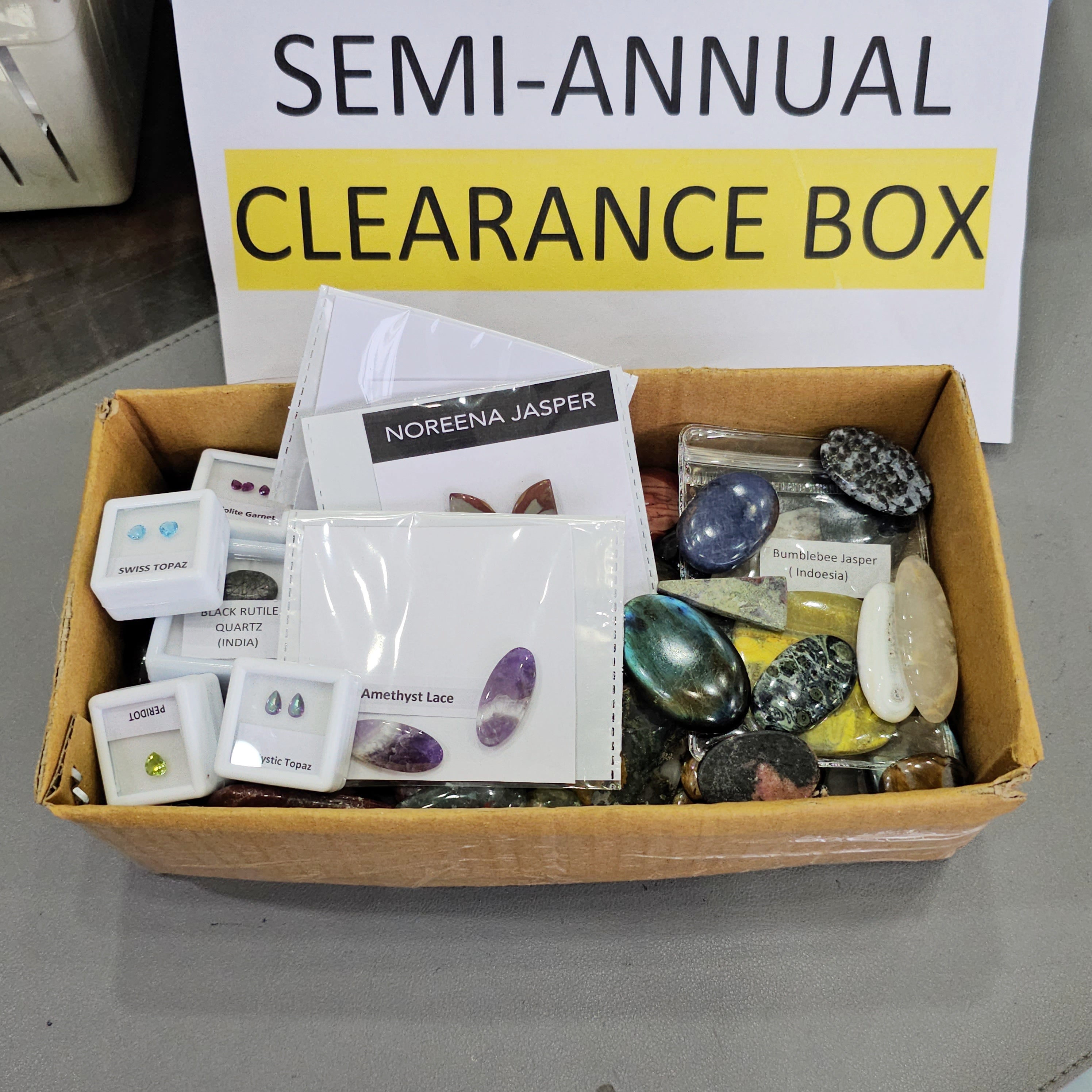 1 KG Semi Annual Clearance Box | 100 Pcs+ cabochons and faceted gems - The LabradoriteKing