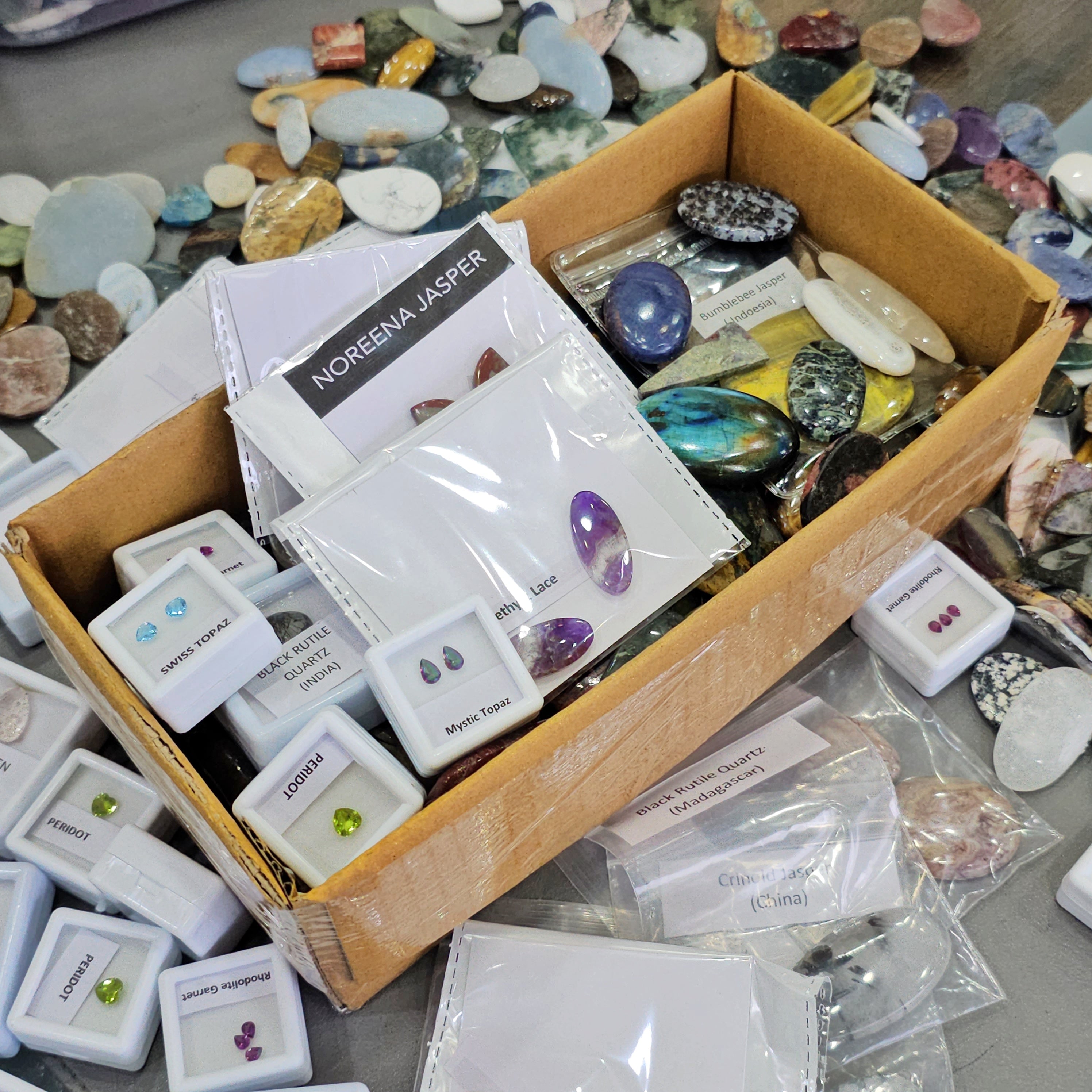 1 KG Semi Annual Clearance Box | 100 Pcs+ cabochons and faceted gems - The LabradoriteKing