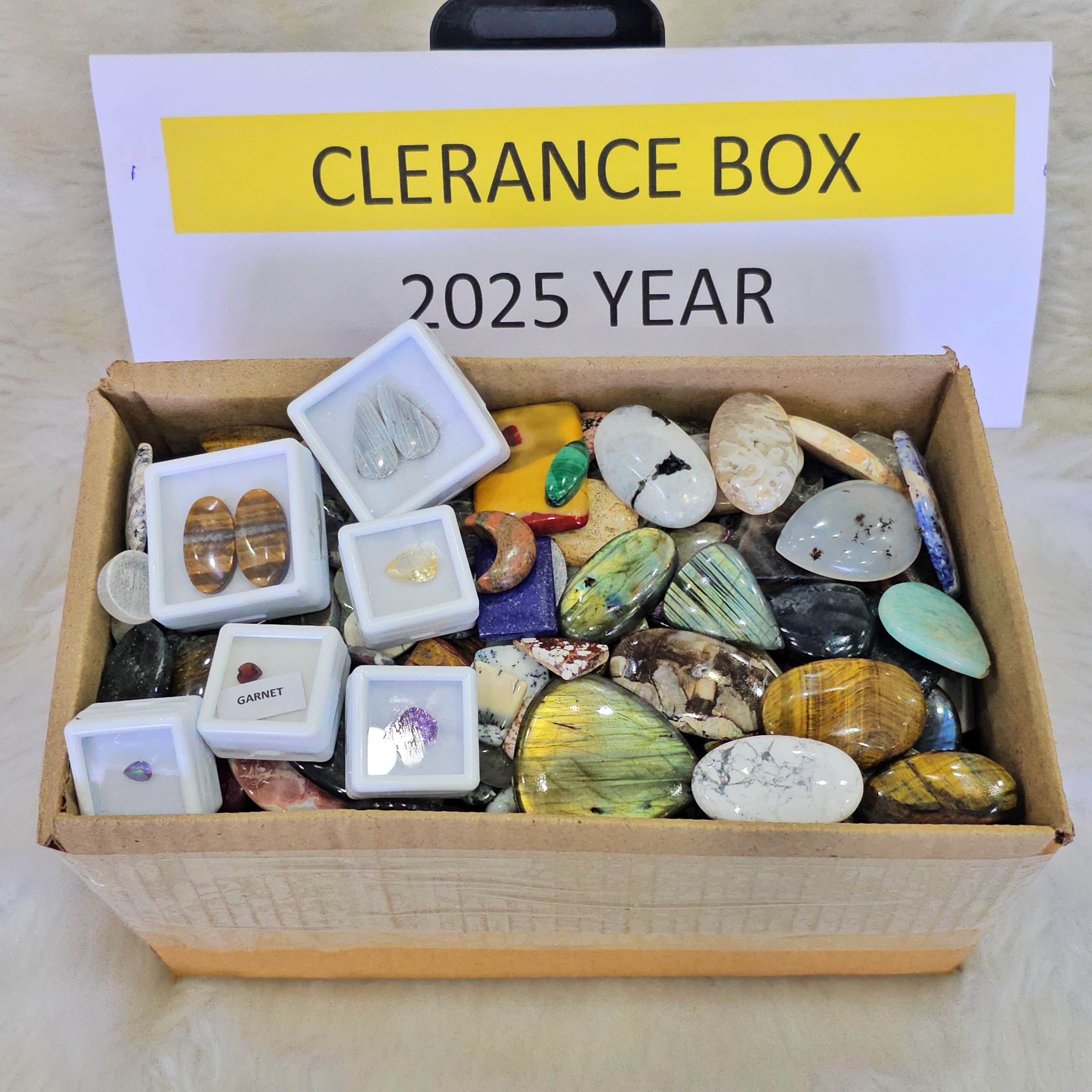 1 KG Clearance Box | 100 Pcs+ cabochons and faceted gems | 2025 Invenotry Clearnace - The LabradoriteKing