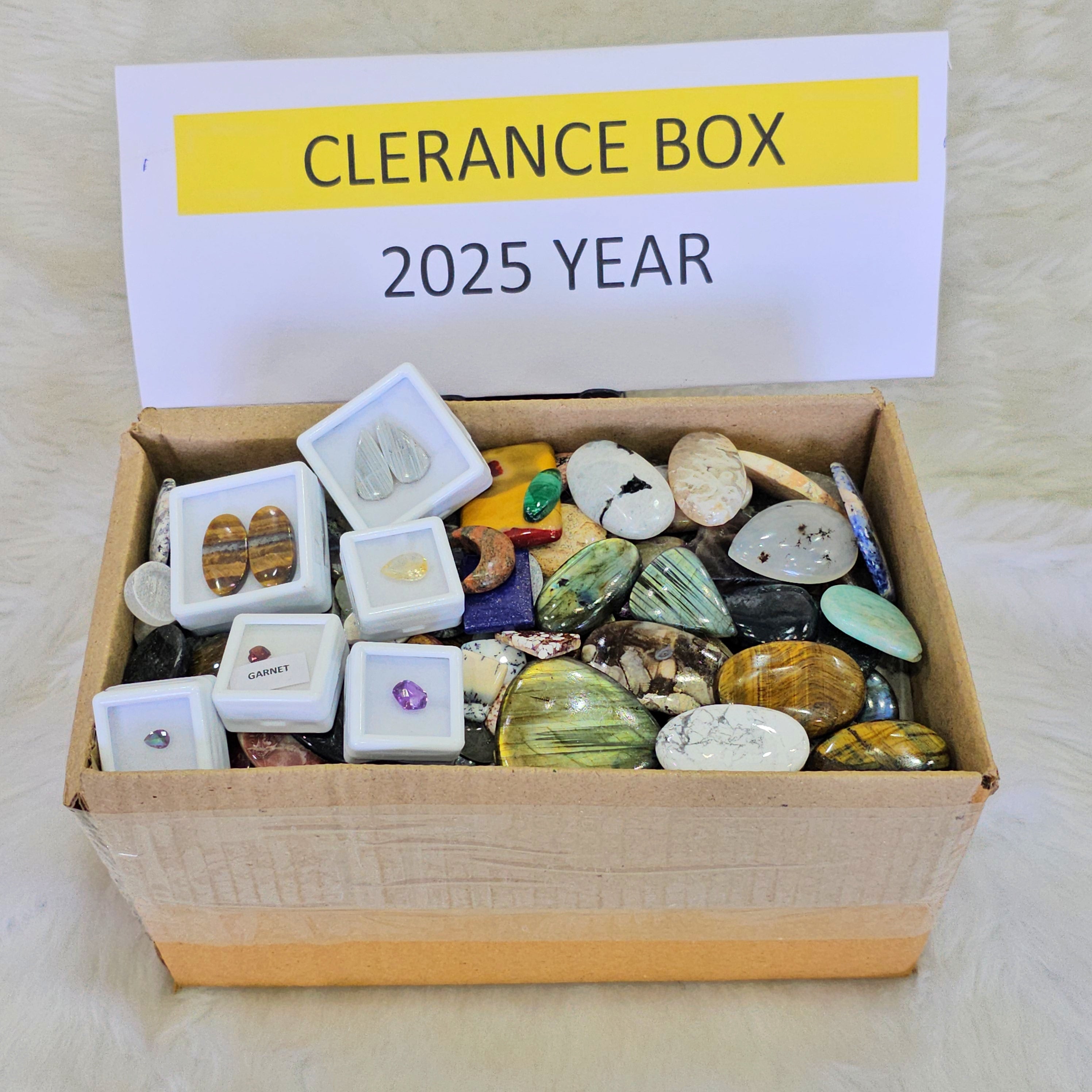 1 KG Clearance Box | 100 Pcs+ cabochons and faceted gems | 2025 Invenotry Clearnace - The LabradoriteKing