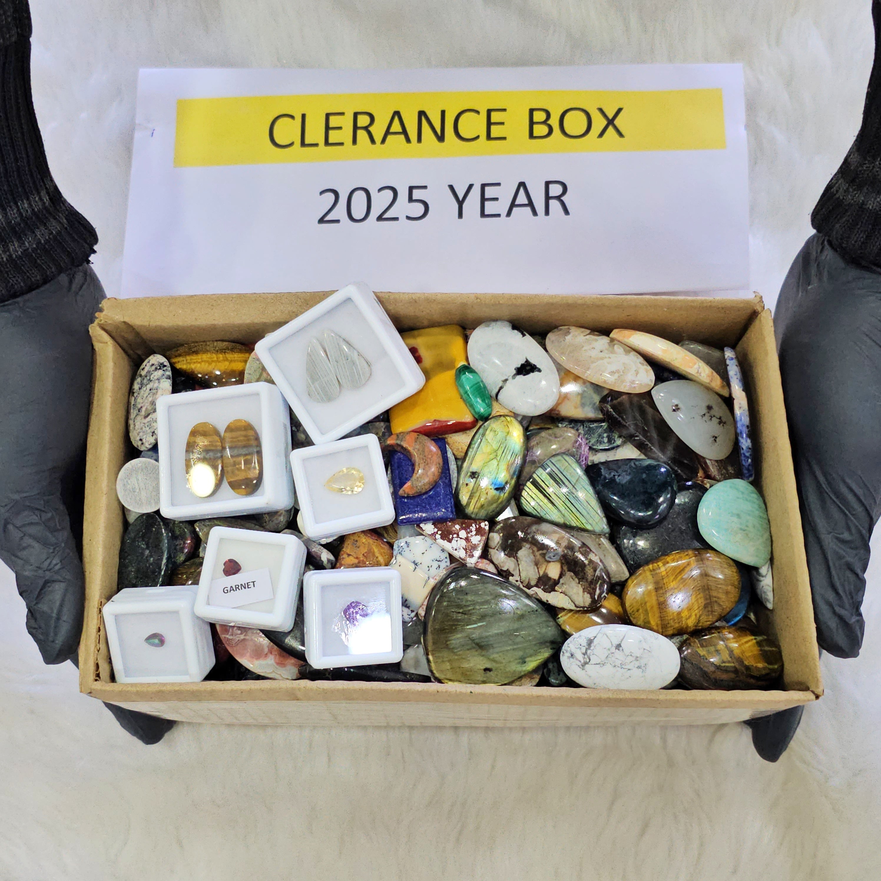 1 KG Clearance Box | 100 Pcs+ cabochons and faceted gems | 2025 Invenotry Clearnace - The LabradoriteKing