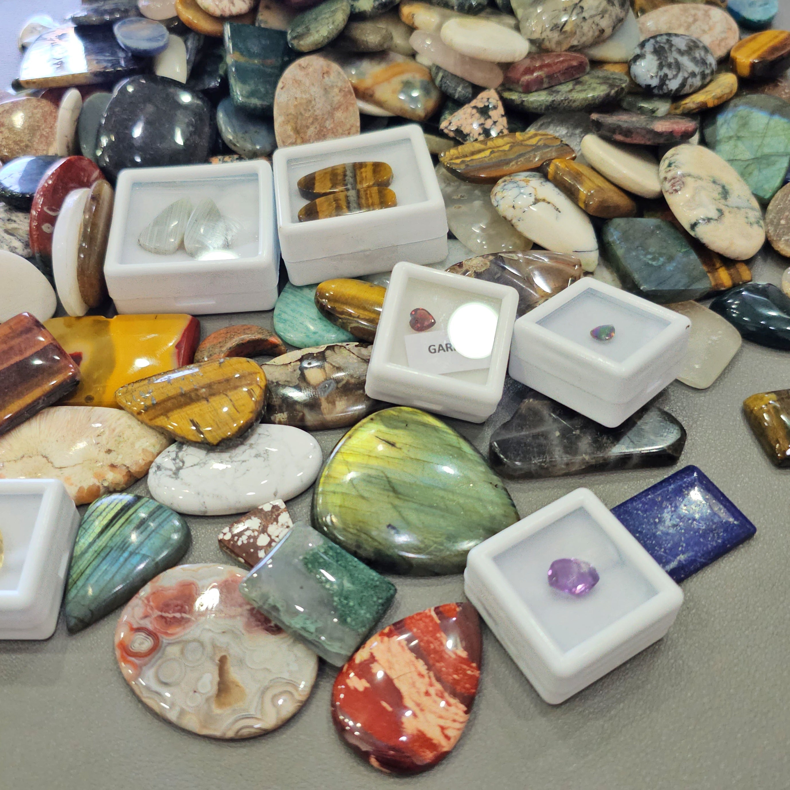 1 KG Clearance Box | 100 Pcs+ cabochons and faceted gems | 2025 Invenotry Clearnace - The LabradoriteKing