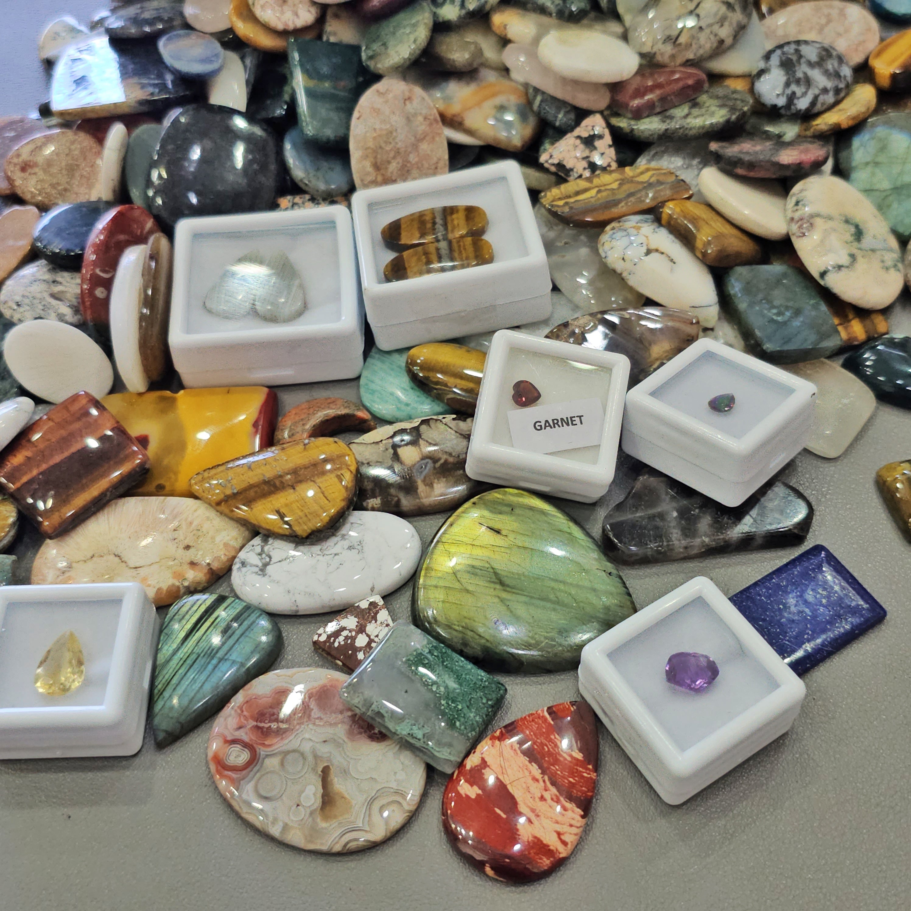 1 KG Clearance Box | 100 Pcs+ cabochons and faceted gems | 2025 Invenotry Clearnace - The LabradoriteKing