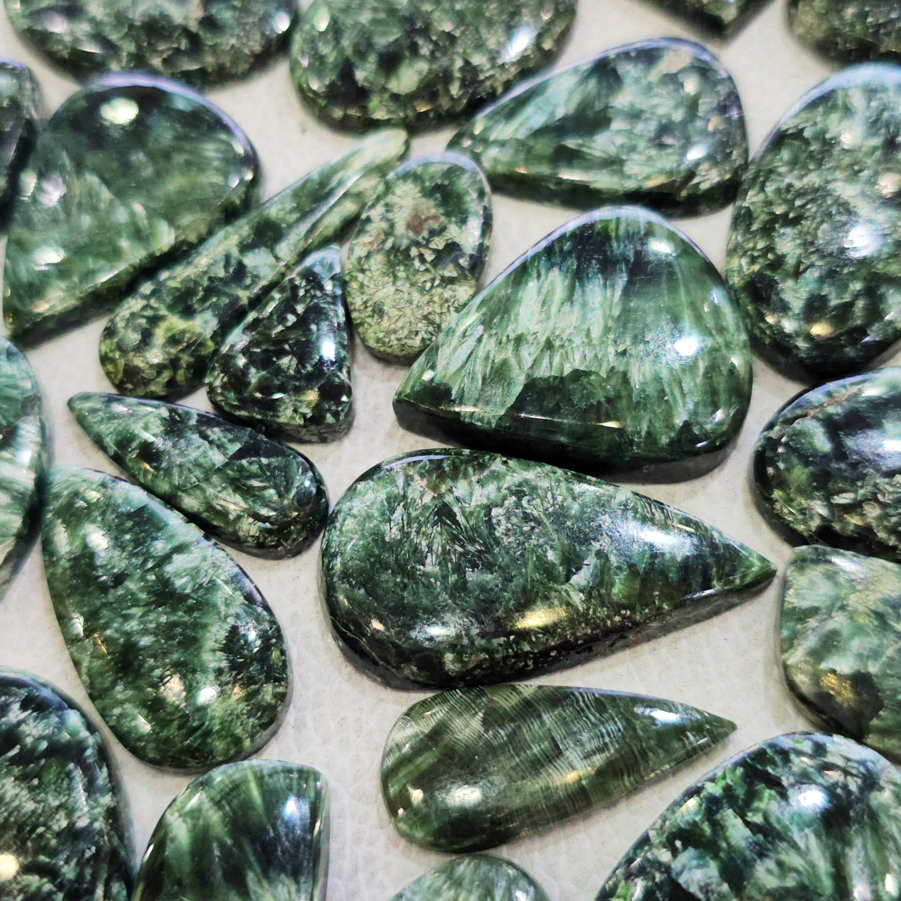 100g Natural Deep Green Seraphinite With Flass Gemstones | 15–18 Pieces (Approx.) | 15–40mm - The LabradoriteKing