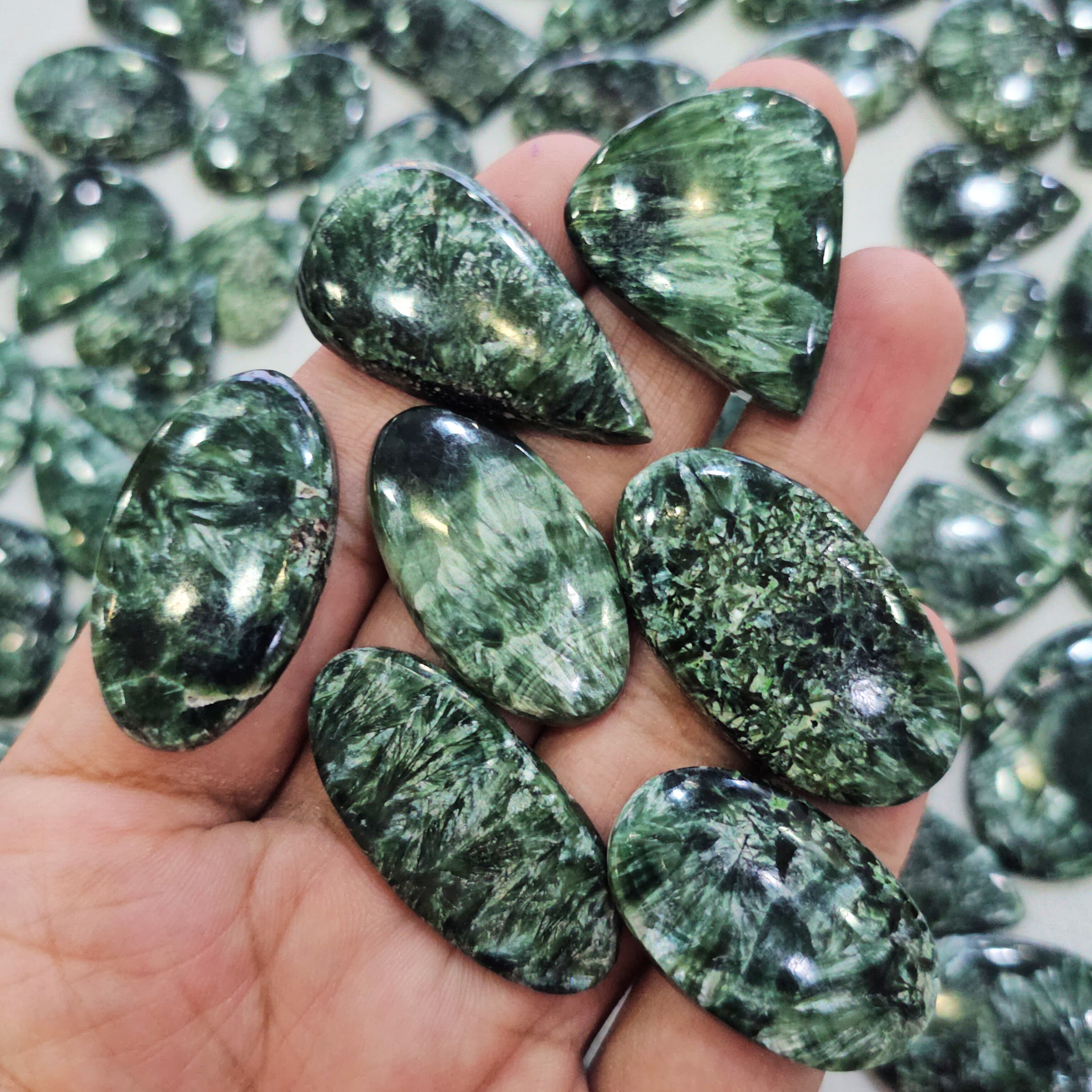 100g Natural Deep Green Seraphinite With Flass Gemstones | 15–18 Pieces (Approx.) | 15–40mm - The LabradoriteKing
