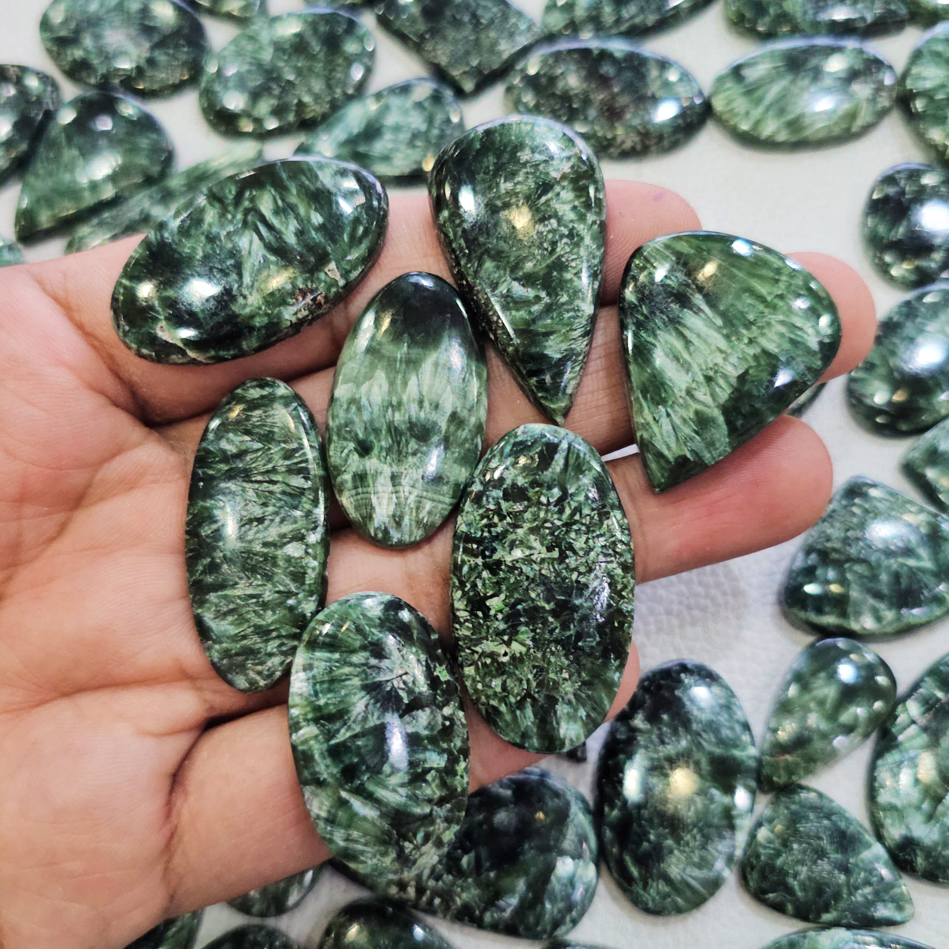 100g Natural Deep Green Seraphinite With Flass Gemstones | 15–18 Pieces (Approx.) | 15–40mm - The LabradoriteKing