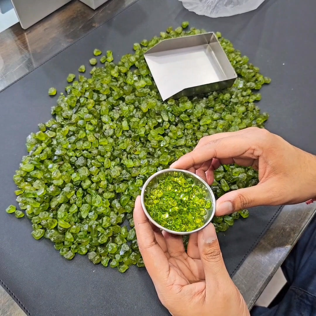 100 Carats of Peridot | Top colour | Untreated | 8mm to 12mm | 25 Pcs - The LabradoriteKing