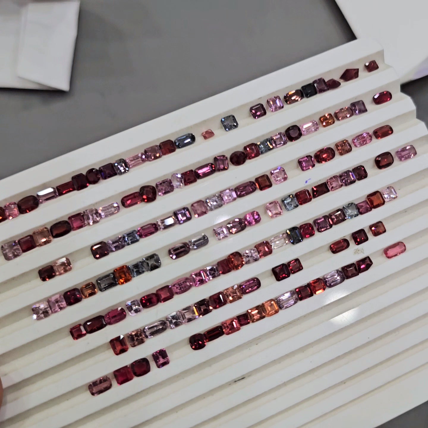 1 Piece of Random pick Natural Spinel 5mm - The LabradoriteKing