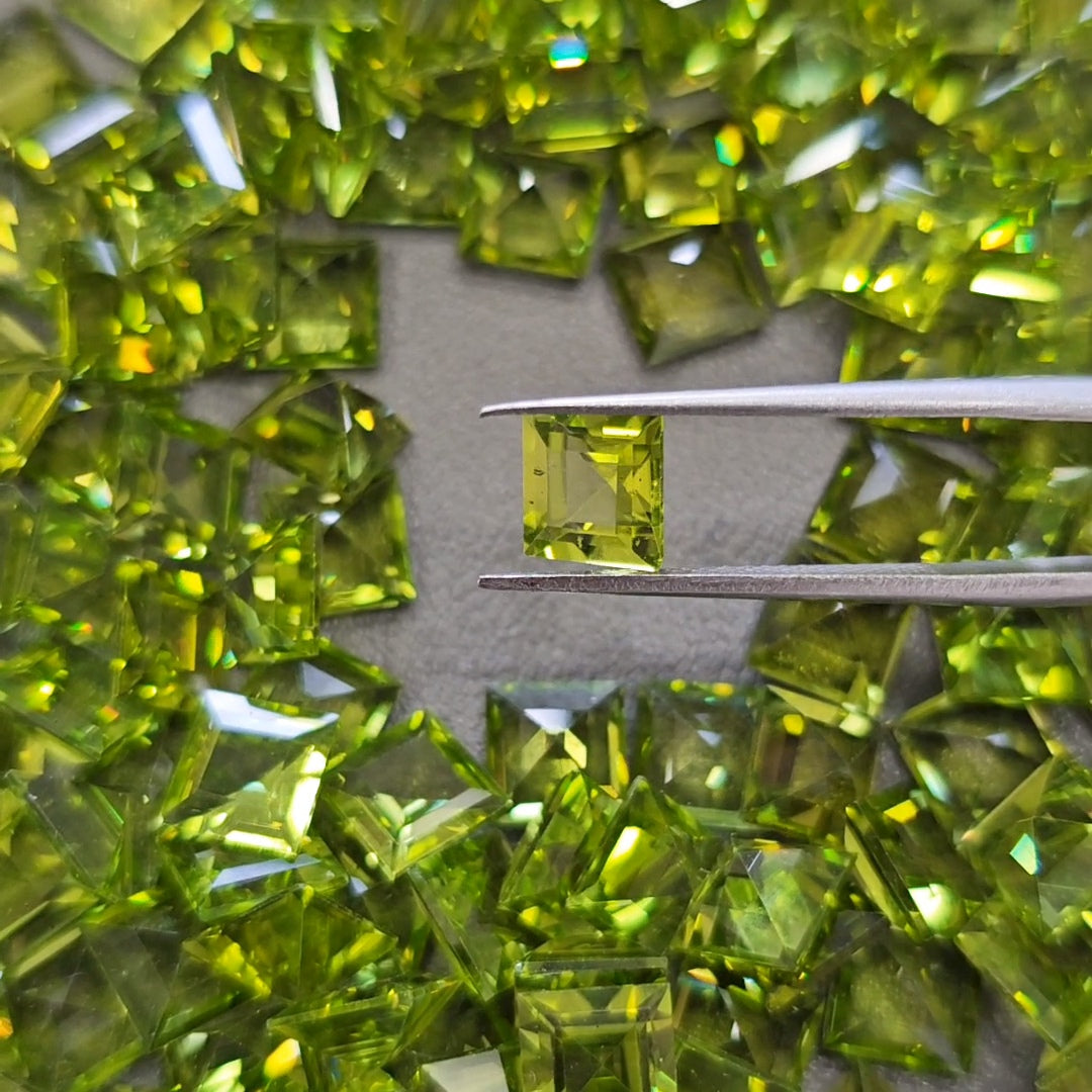 5 Pieces of Sqaure Cut Peridot | 7mm - The LabradoriteKing