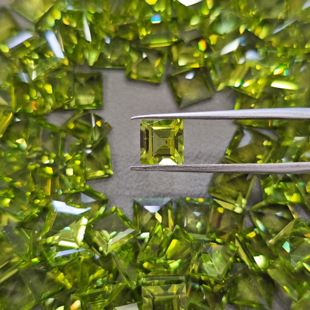5 Pieces of Sqaure Cut Peridot | 7mm - The LabradoriteKing