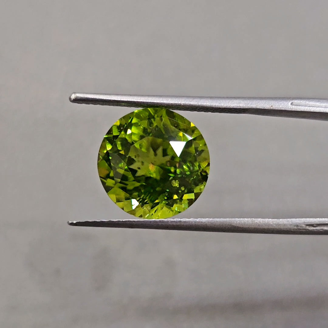 Natural Peridot Round 7.5 Carats | 12mm - The LabradoriteKing