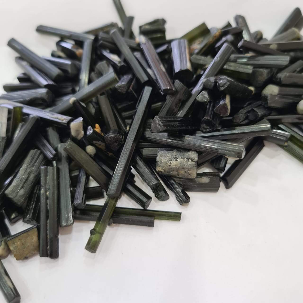 10 Pcs Tourmalines Long Crystal | 20-30mm Size - The LabradoriteKing