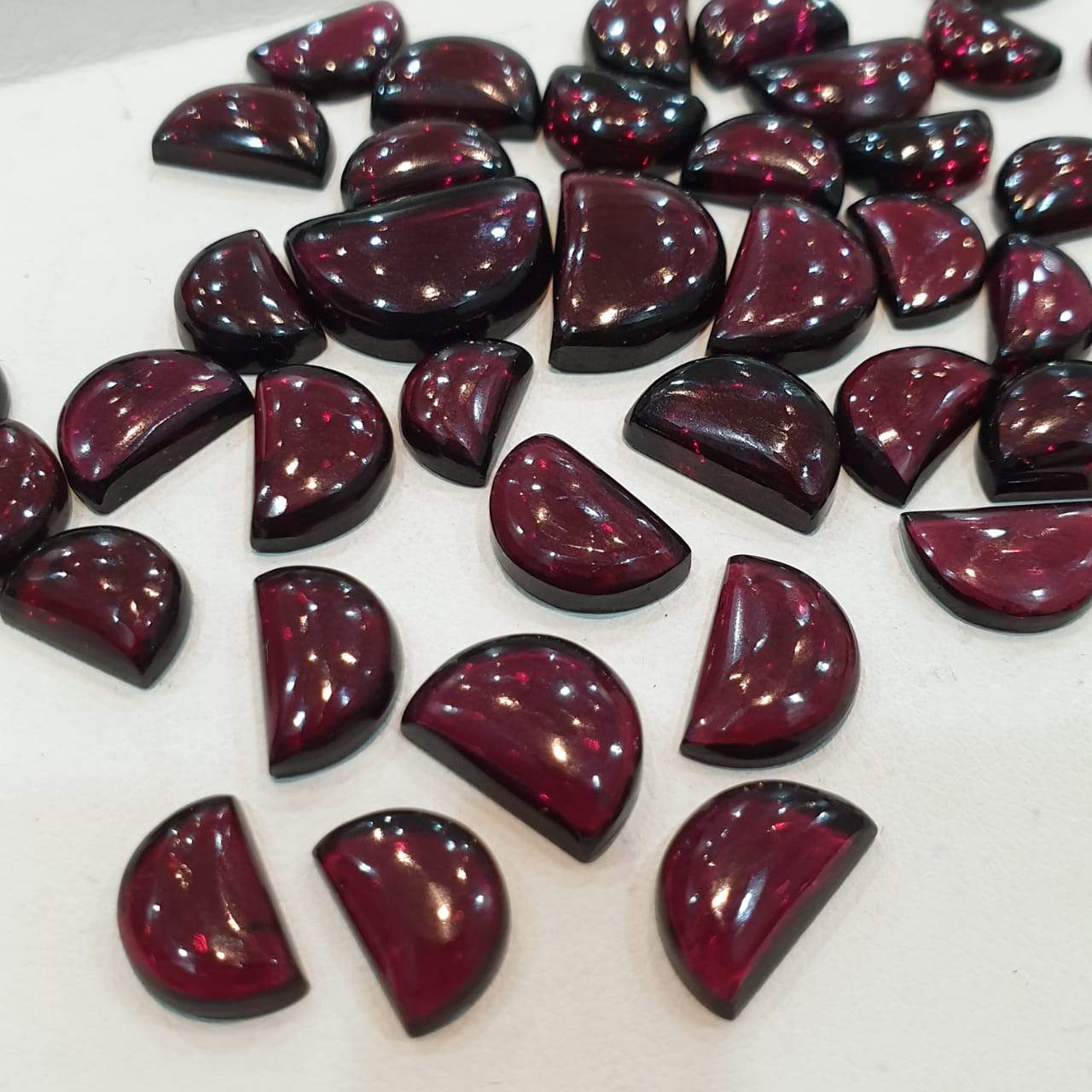 12 Pcs Garnet Moon Cabochons 9-10mm Top Quality Brilliant Colour - The LabradoriteKing
