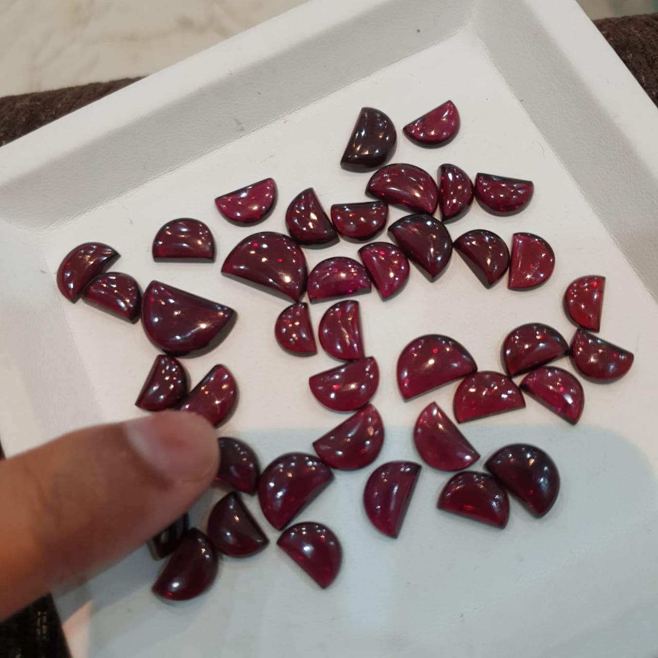 12 Pcs Garnet Moon Cabochons 9-10mm Top Quality Brilliant Colour - The LabradoriteKing