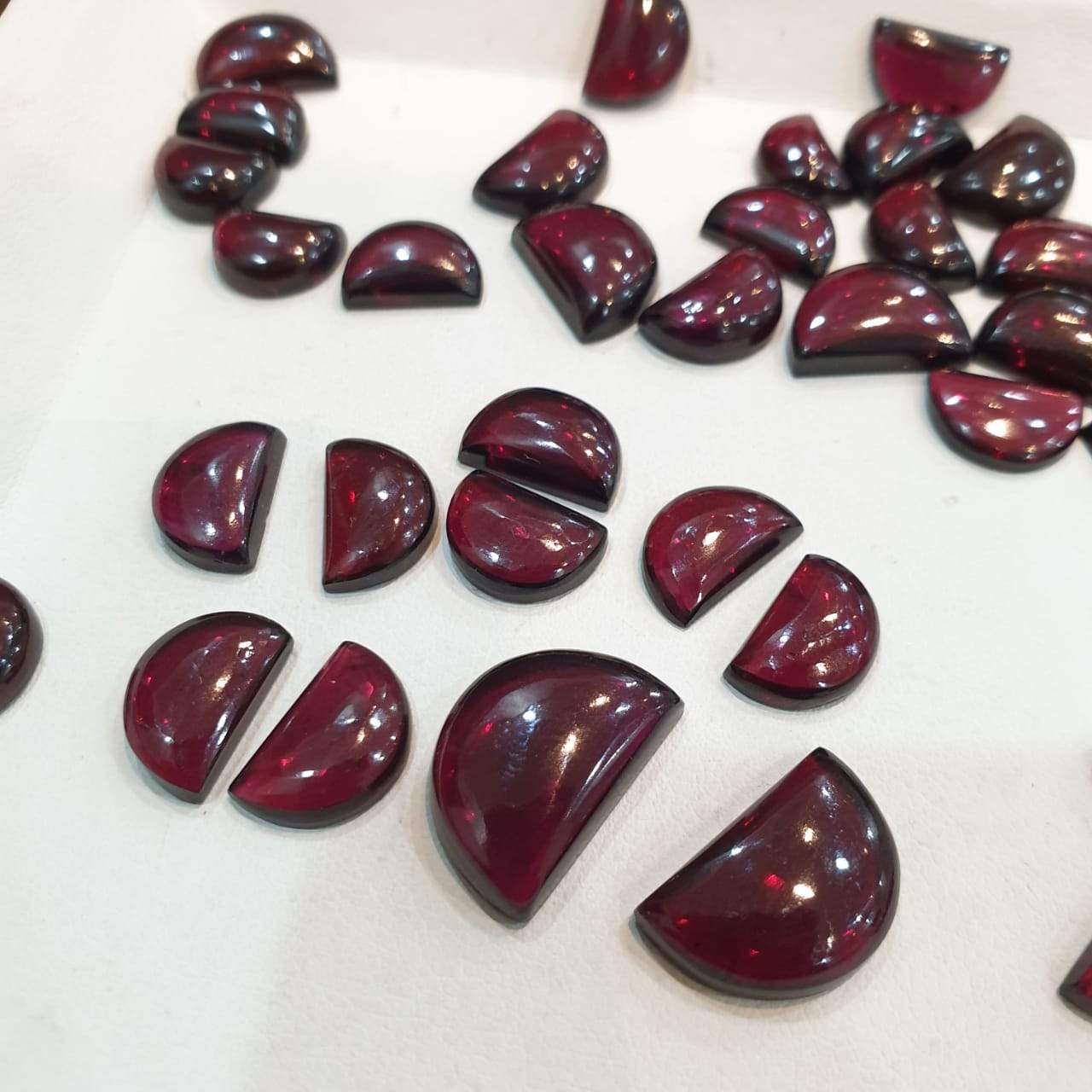 12 Pcs Garnet Moon Cabochons 9-10mm Top Quality Brilliant Colour - The LabradoriteKing