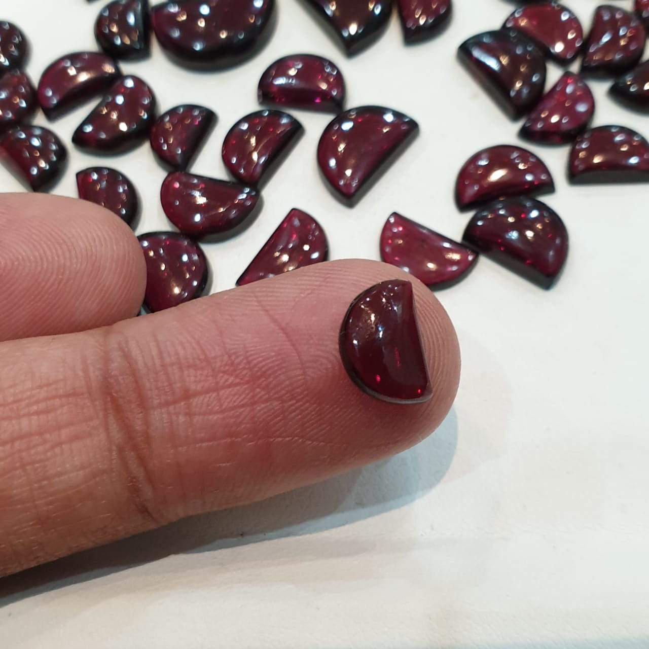 12 Pcs Garnet Moon Cabochons 9-10mm Top Quality Brilliant Colour - The LabradoriteKing