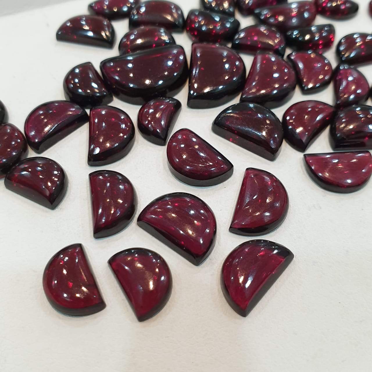 12 Pcs Garnet Moon Cabochons 9-10mm Top Quality Brilliant Colour - The LabradoriteKing