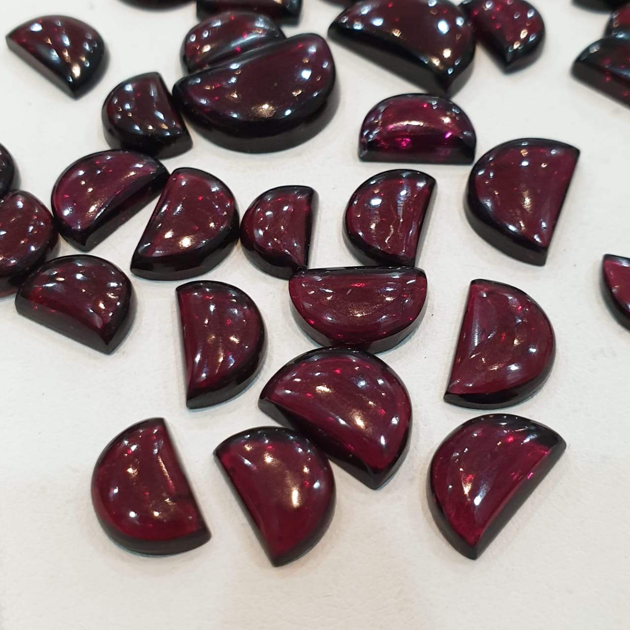 12 Pcs Garnet Moon Cabochons 9-10mm Top Quality Brilliant Colour - The LabradoriteKing