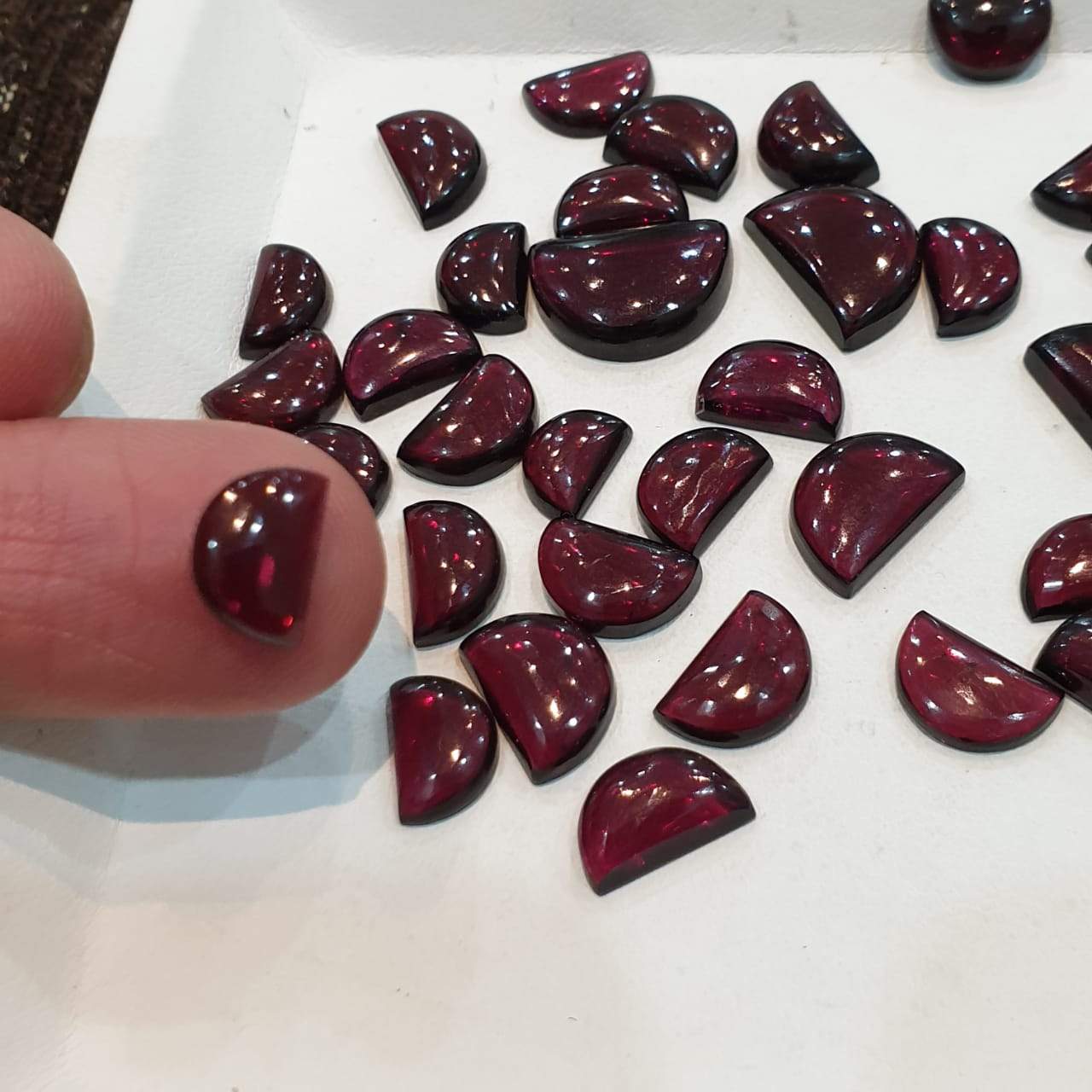 12 Pcs Garnet Moon Cabochons 9-10mm Top Quality Brilliant Colour - The LabradoriteKing