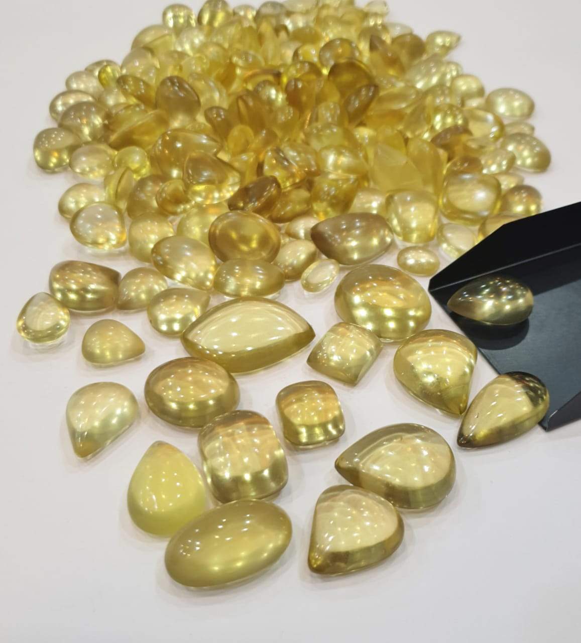 15 Pcs Lemon Quartz Cabochons | 14-30mm Free size - The LabradoriteKing