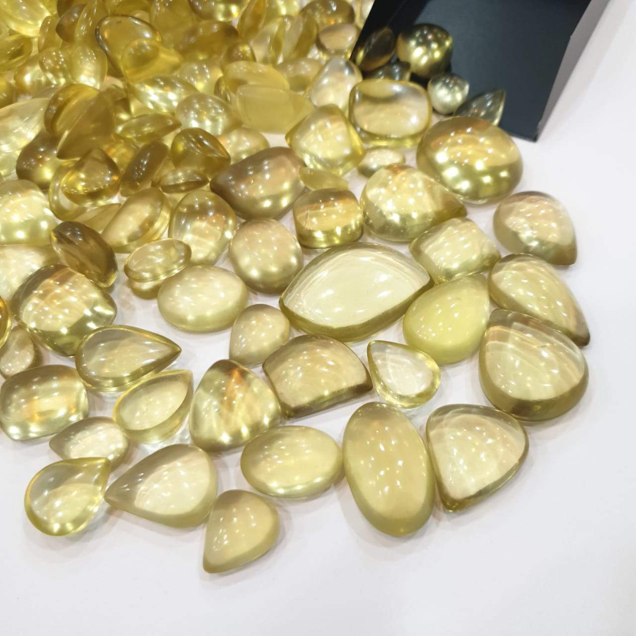 15 Pcs Lemon Quartz Cabochons | 14-30mm Free size - The LabradoriteKing