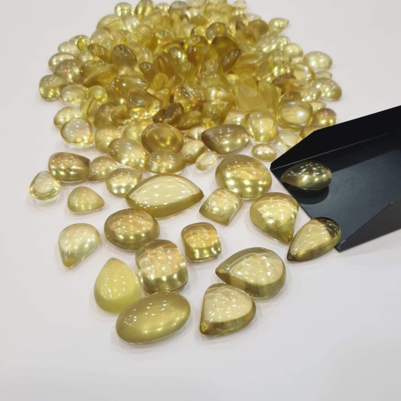 15 Pcs Lemon Quartz Cabochons | 14-30mm Free size - The LabradoriteKing