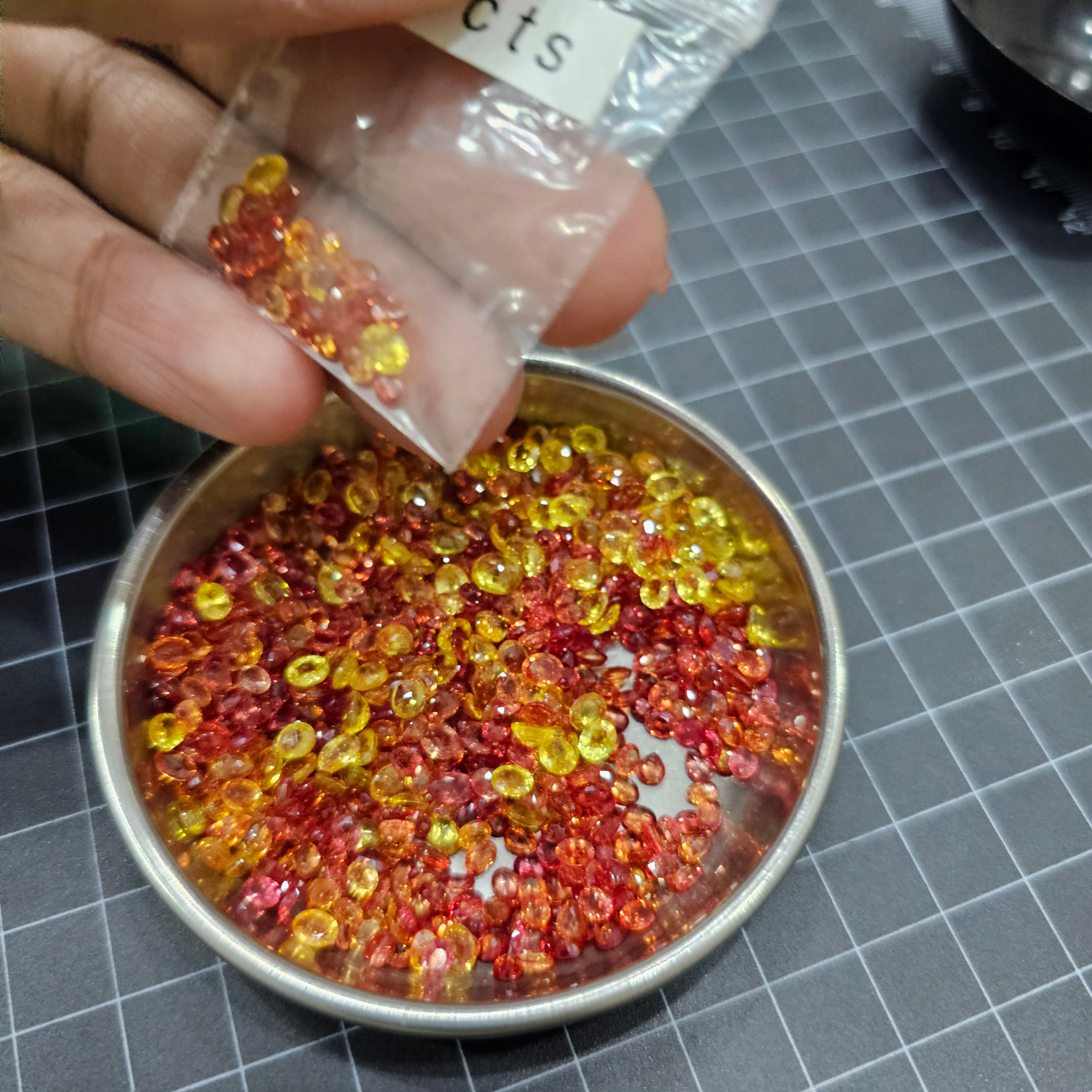 5 Carats of Fire colour Sapphires | 25 Pcs 4-5mm - The LabradoriteKing