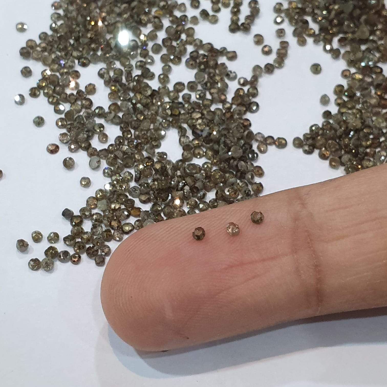 Diamond Rose Cuts 30 Pcs / 1.5-2mm/ Dark Grey Champaign - The LabradoriteKing