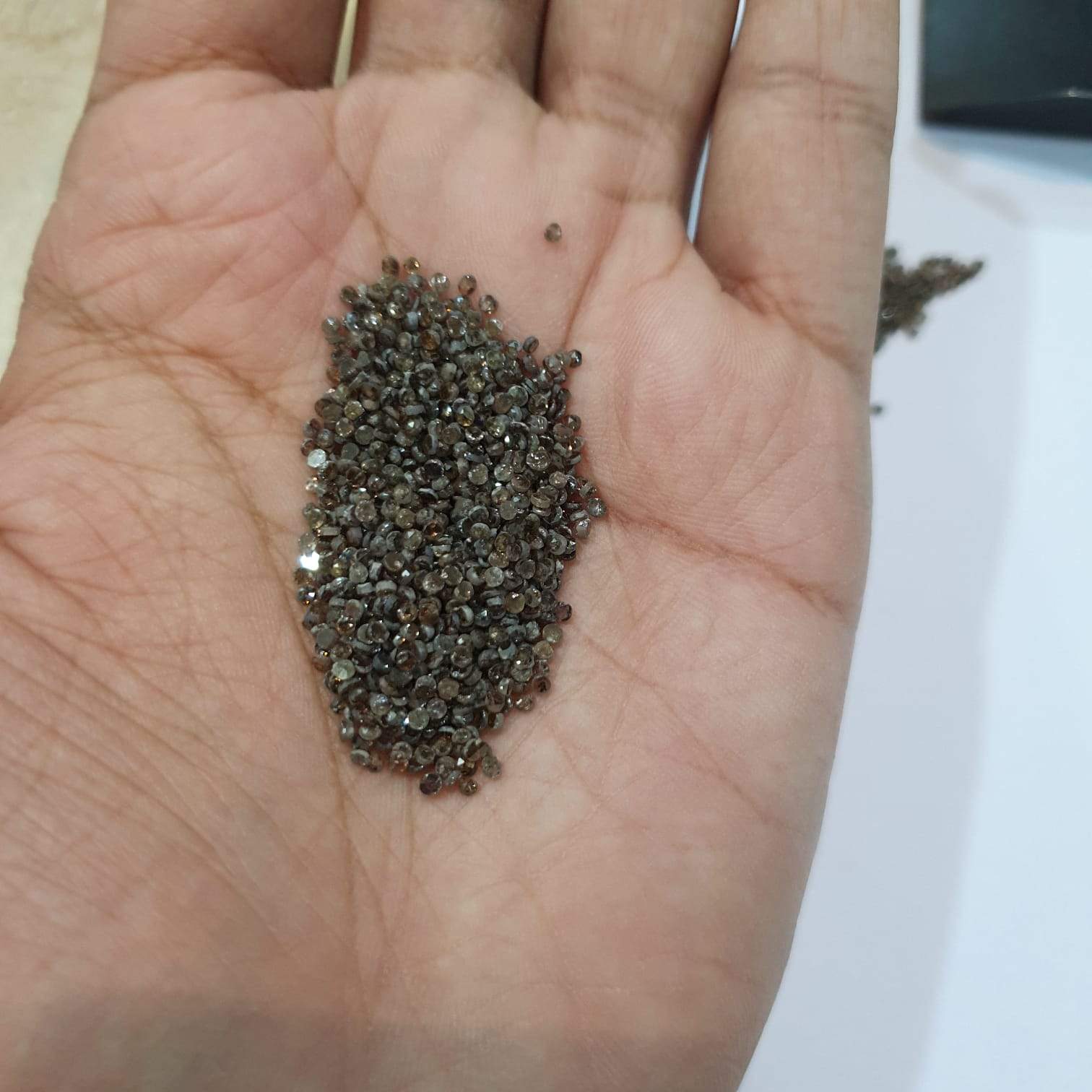 Diamond Rose Cuts 30 Pcs / 1.5-2mm/ Dark Grey Champaign - The LabradoriteKing