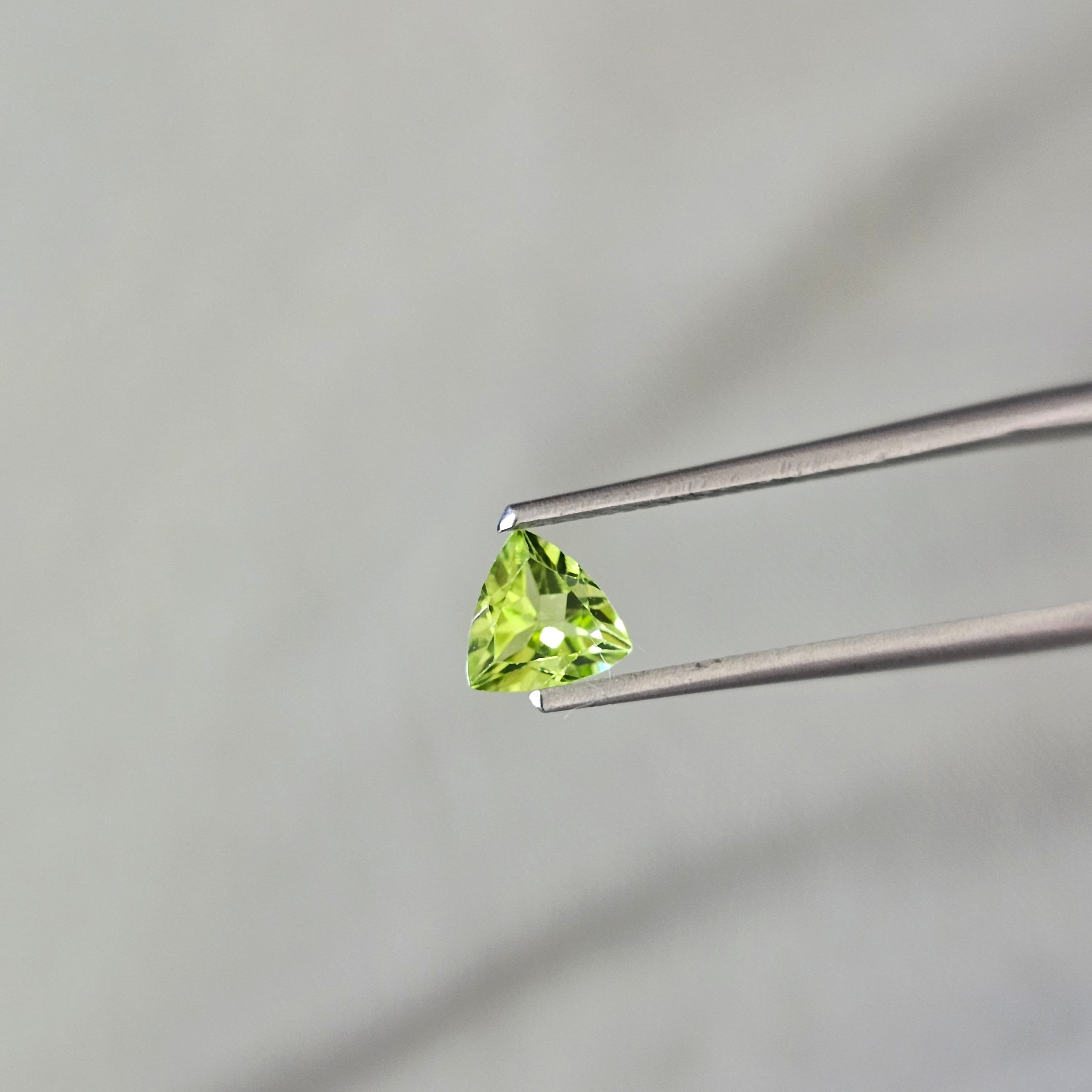 12 Pcs of Trillion Peridots | 5-7mm Sizes - The LabradoriteKing