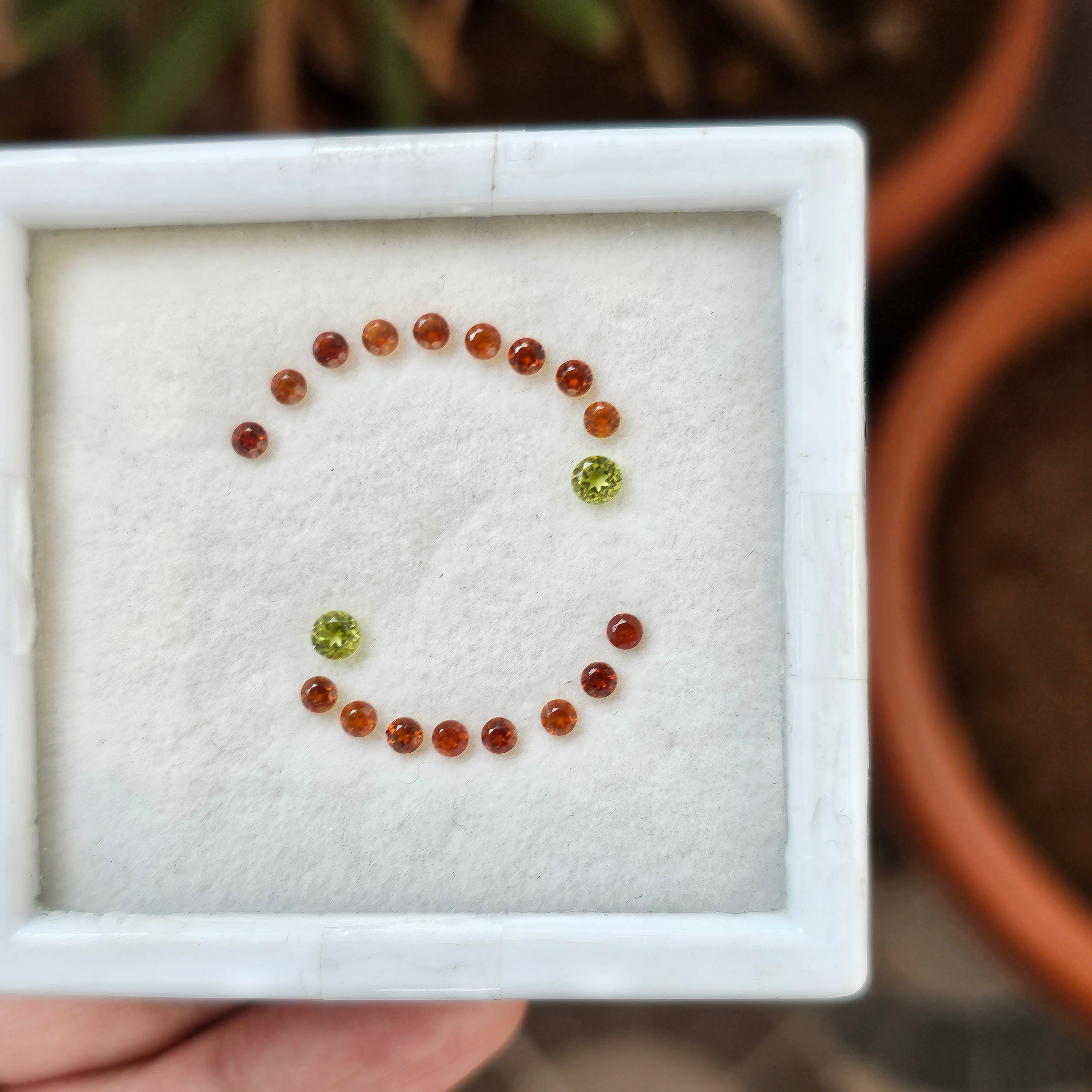 19 Natural Peridot & Garnet : Round Shape | Size:2.5-3.5mm - The LabradoriteKing