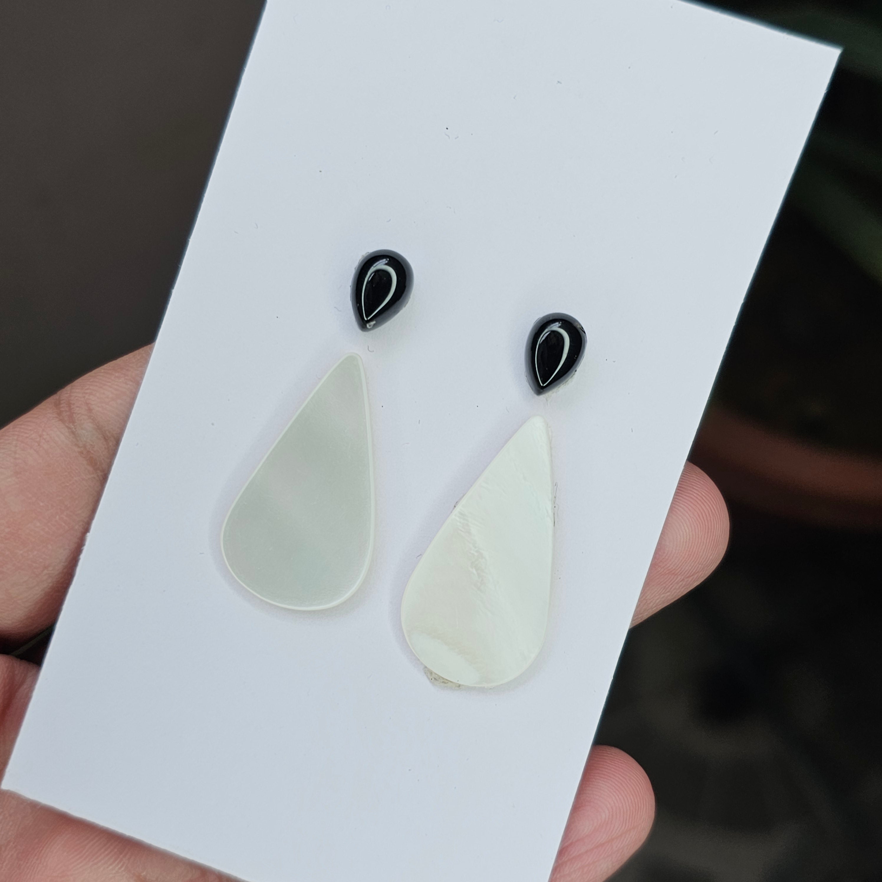 1 Card Of Natural Mother Of Pearl & Black Onyx| Pear Shape | Size:7-33mm - The LabradoriteKing