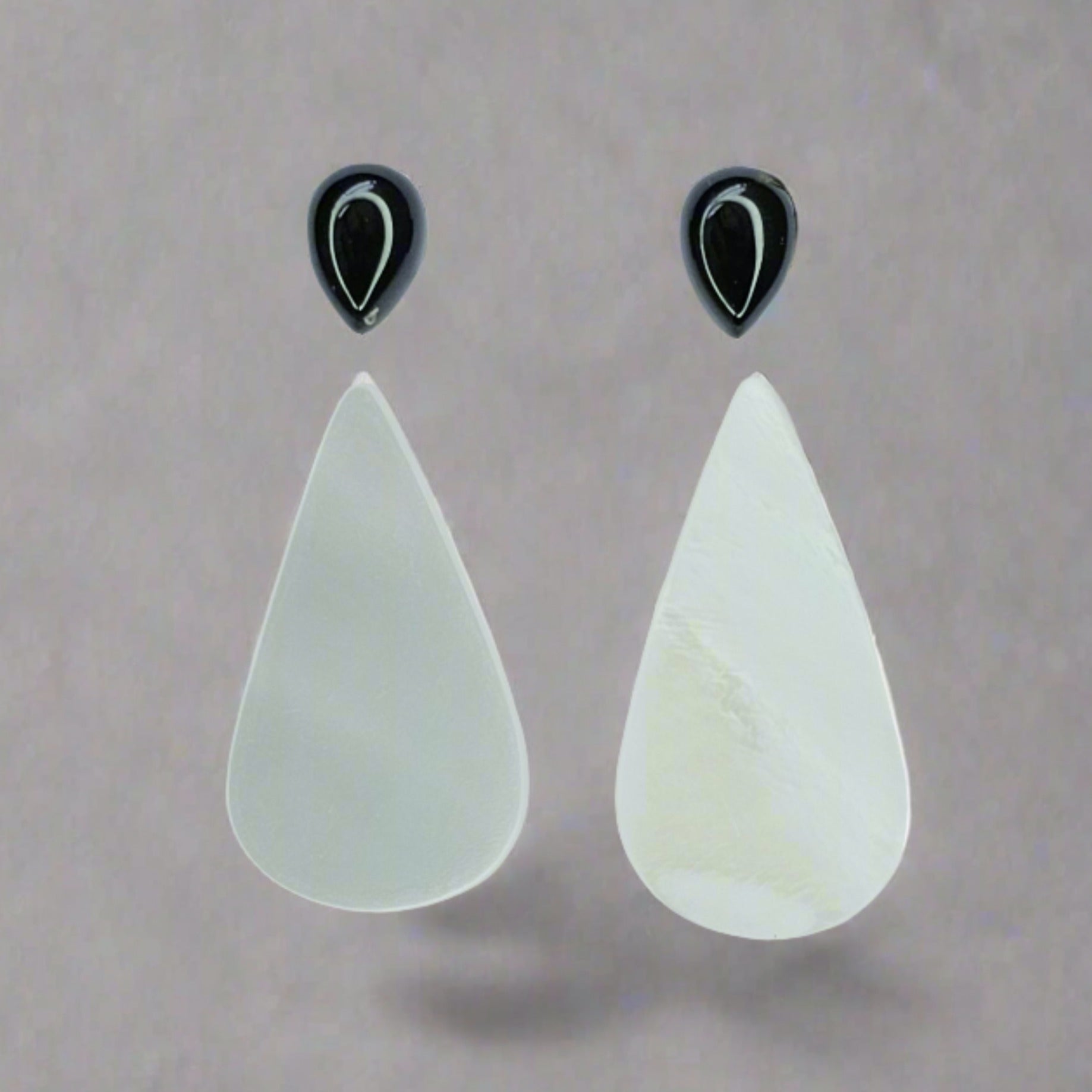 1 Card Of Natural Mother Of Pearl & Black Onyx| Pear Shape | Size:7-33mm - The LabradoriteKing