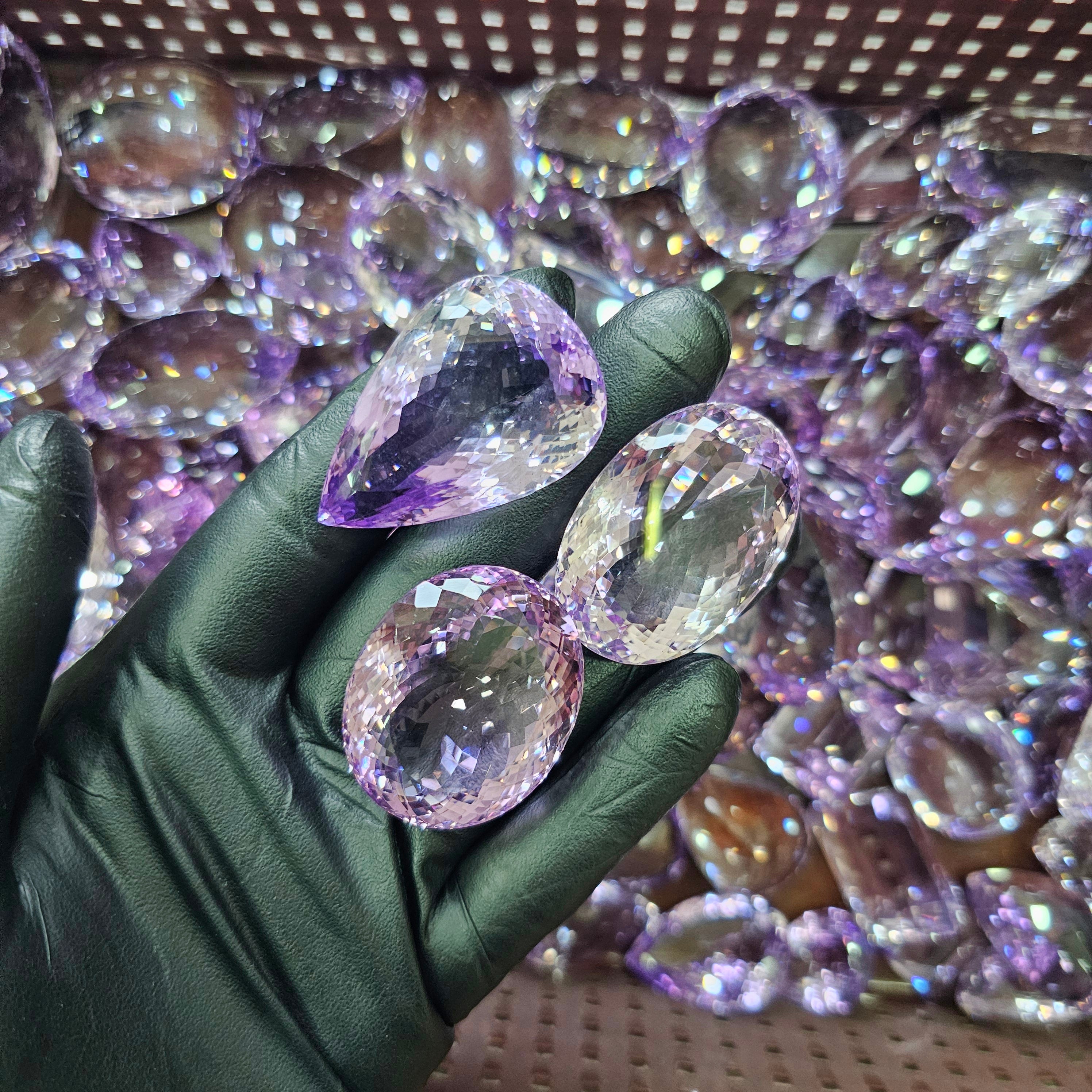 1 Pc Lavender Amethyst | 25 to 30mm | 100 Cts size Flawless - The LabradoriteKing