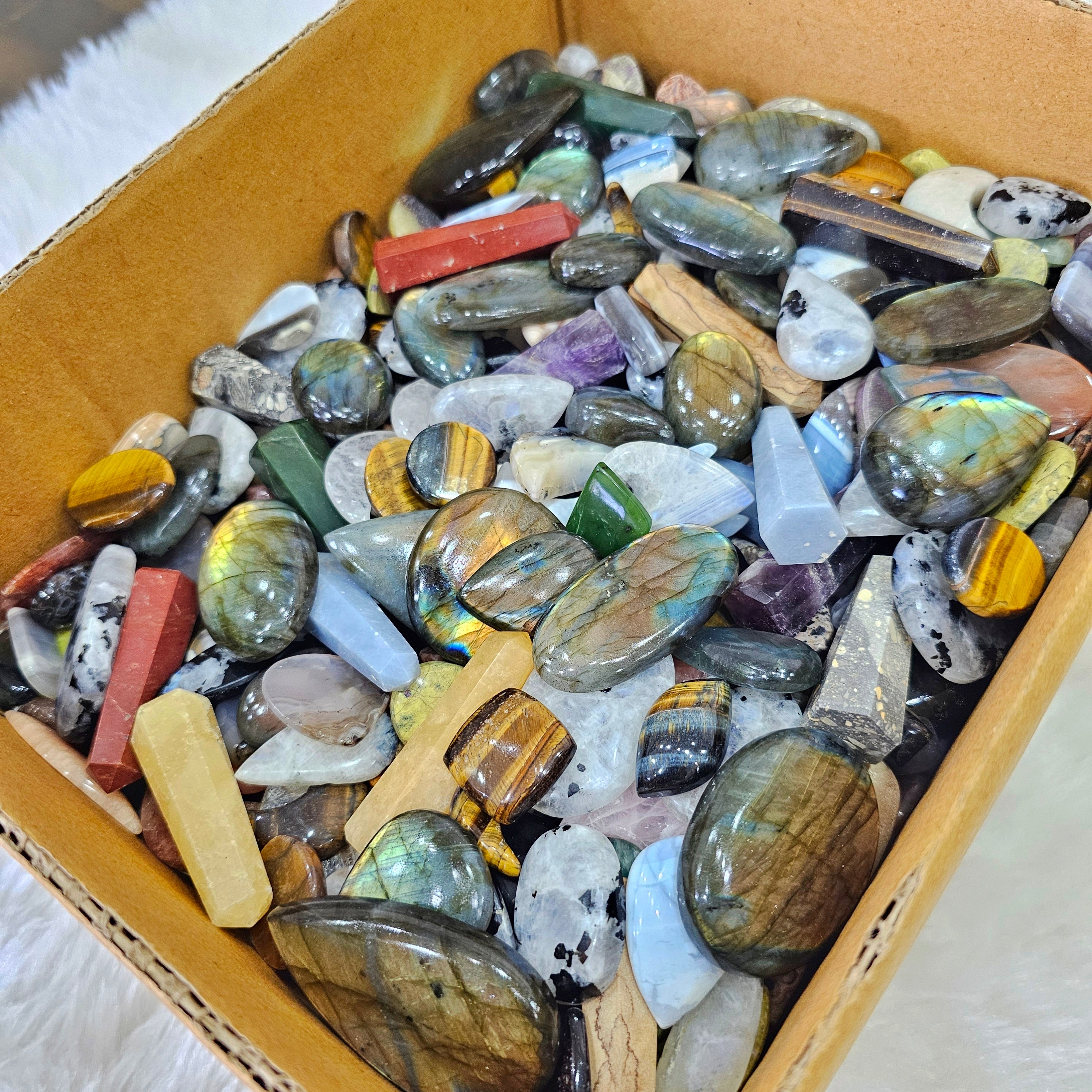 1 KG Clearance Box | 15mm to 50mm | 100 Pcs+ Stones - The LabradoriteKing