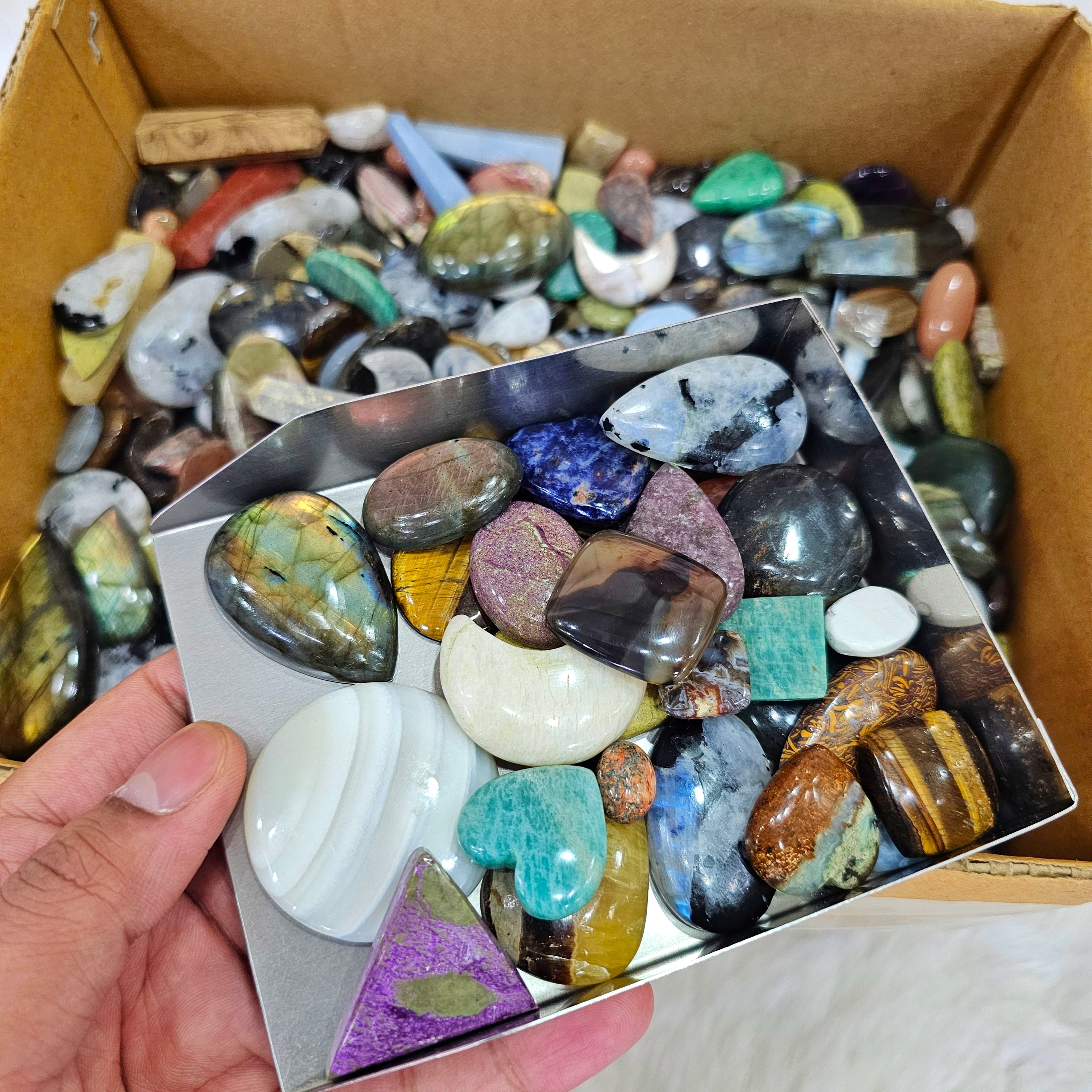 1 KG Clearance Box | 15mm to 50mm | 100 Pcs+ Stones - The LabradoriteKing