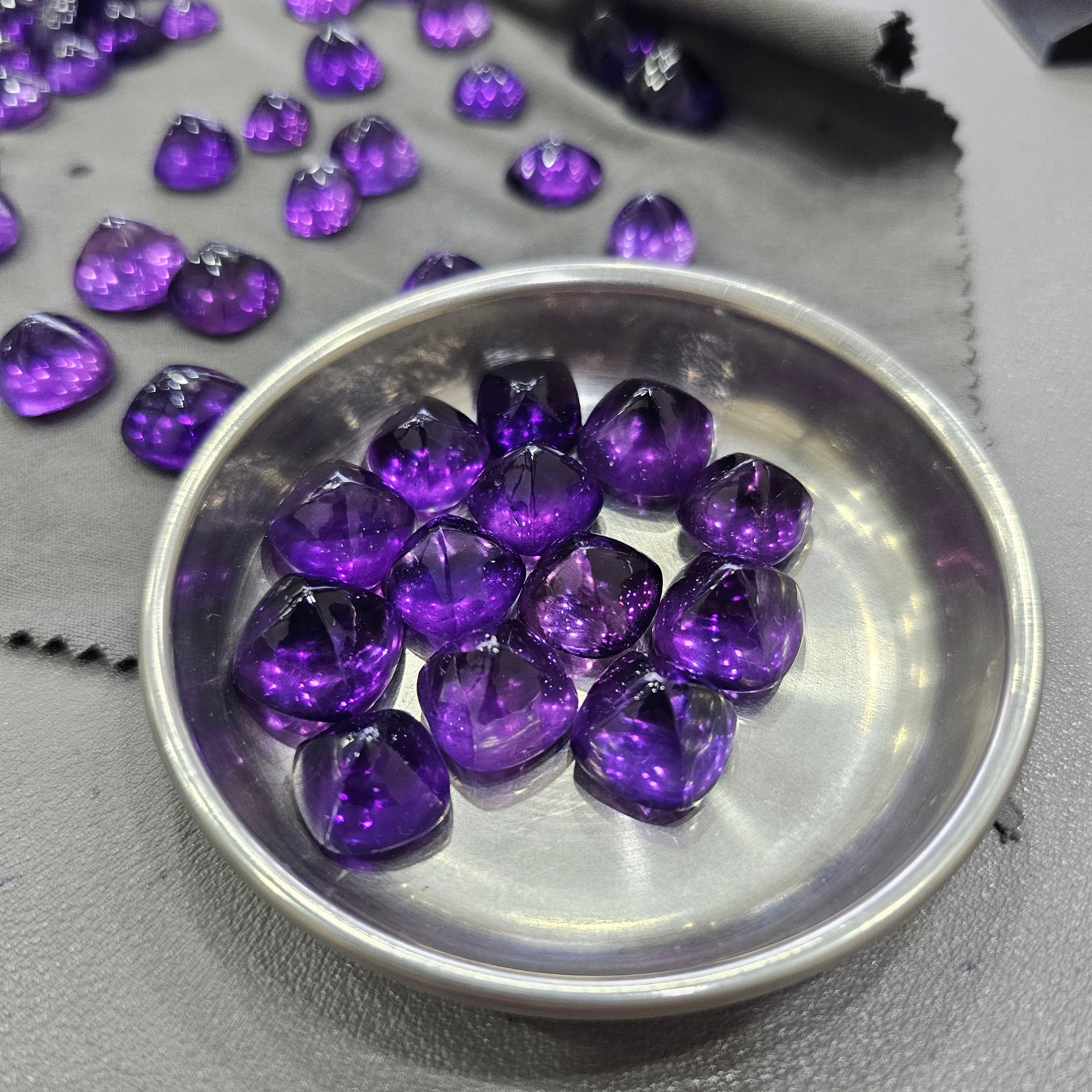 5 Pcs of Amethyst Sugarloafs | 10-14mm deep colour - The LabradoriteKing