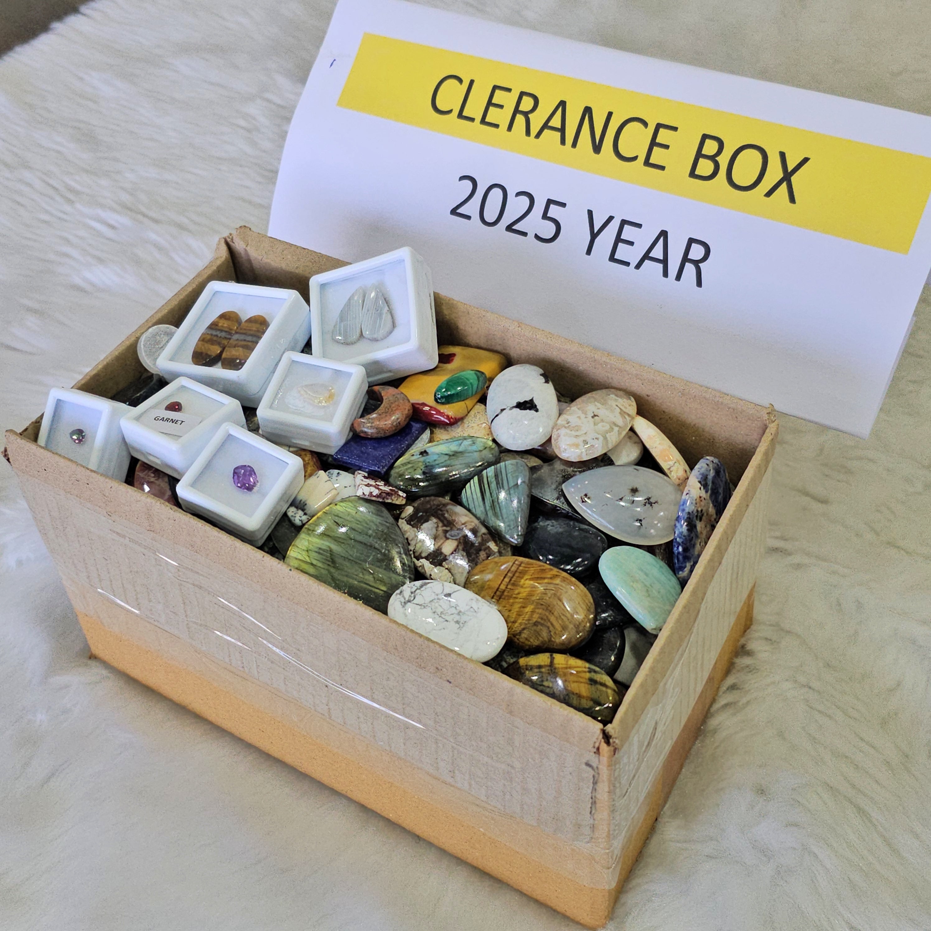 1 KG Clearance Box | 100 Pcs+ cabochons and faceted gems | 2025 Invenotry Clearnace - The LabradoriteKing