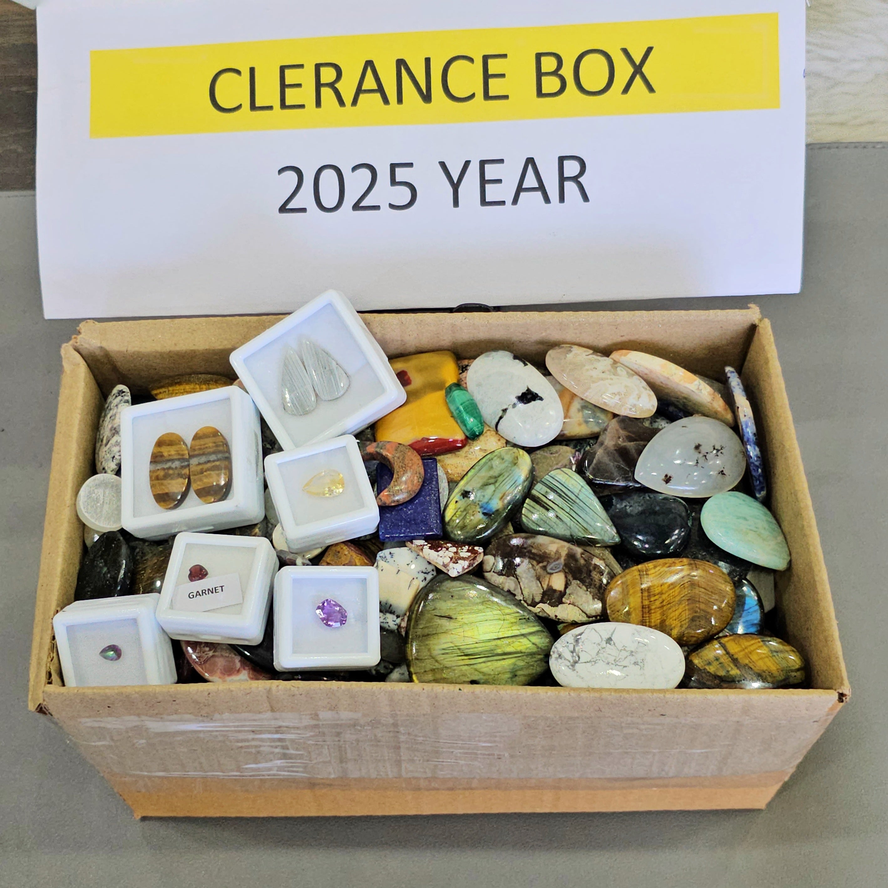 1 KG Clearance Box | 100 Pcs+ cabochons and faceted gems | 2025 Invenotry Clearnace - The LabradoriteKing