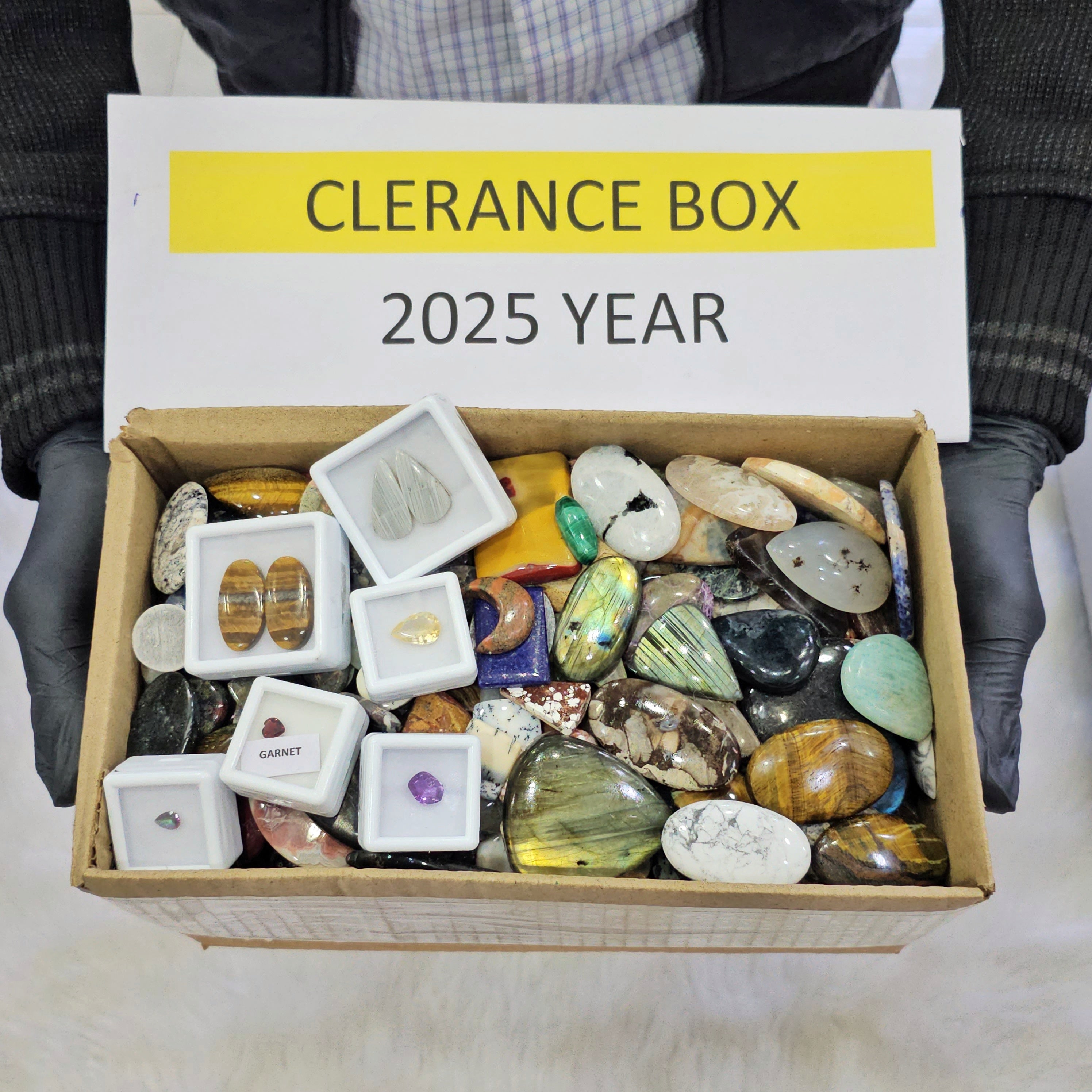 1 KG Clearance Box | 100 Pcs+ cabochons and faceted gems | 2025 Invenotry Clearnace - The LabradoriteKing