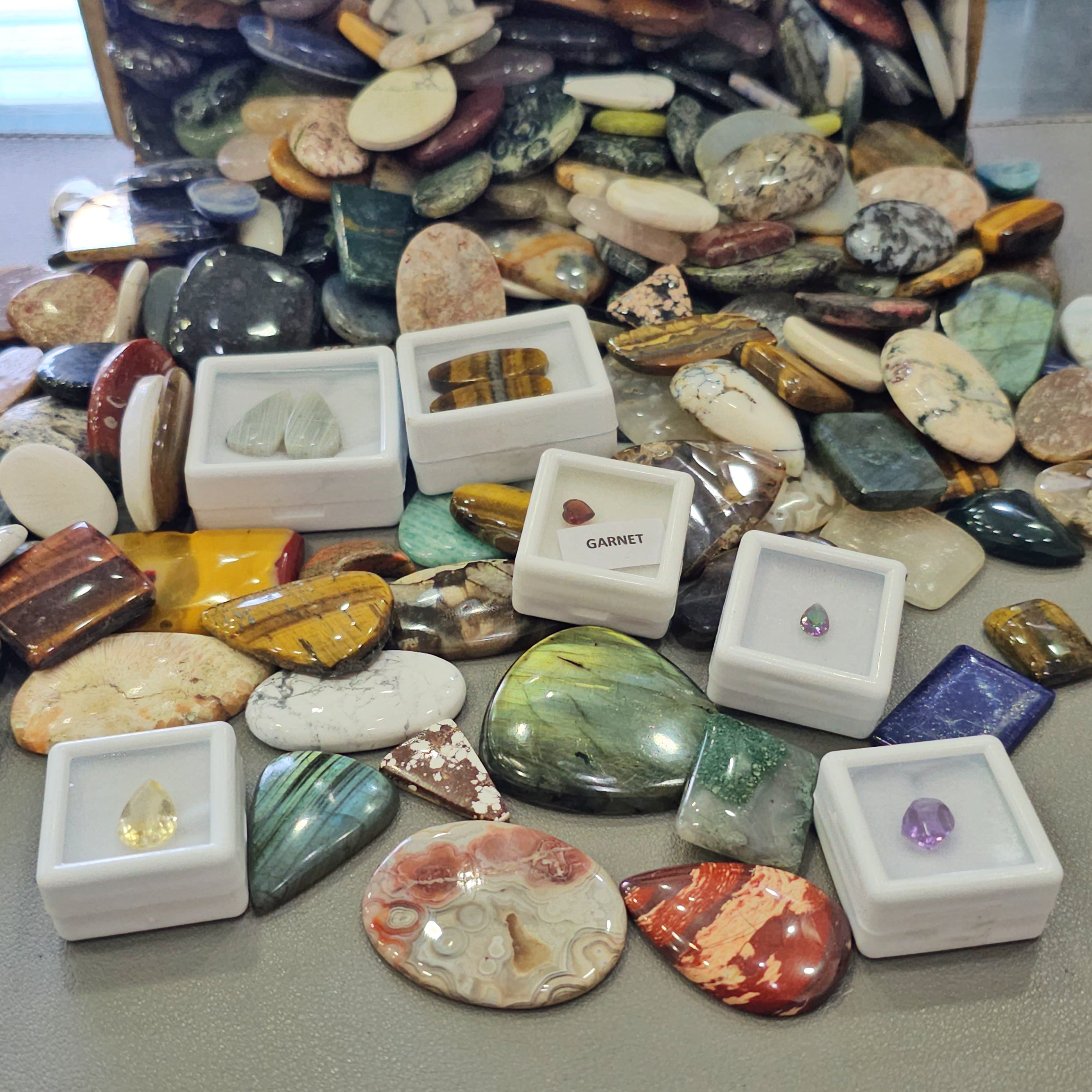 1 KG Clearance Box | 100 Pcs+ cabochons and faceted gems | 2025 Invenotry Clearnace - The LabradoriteKing